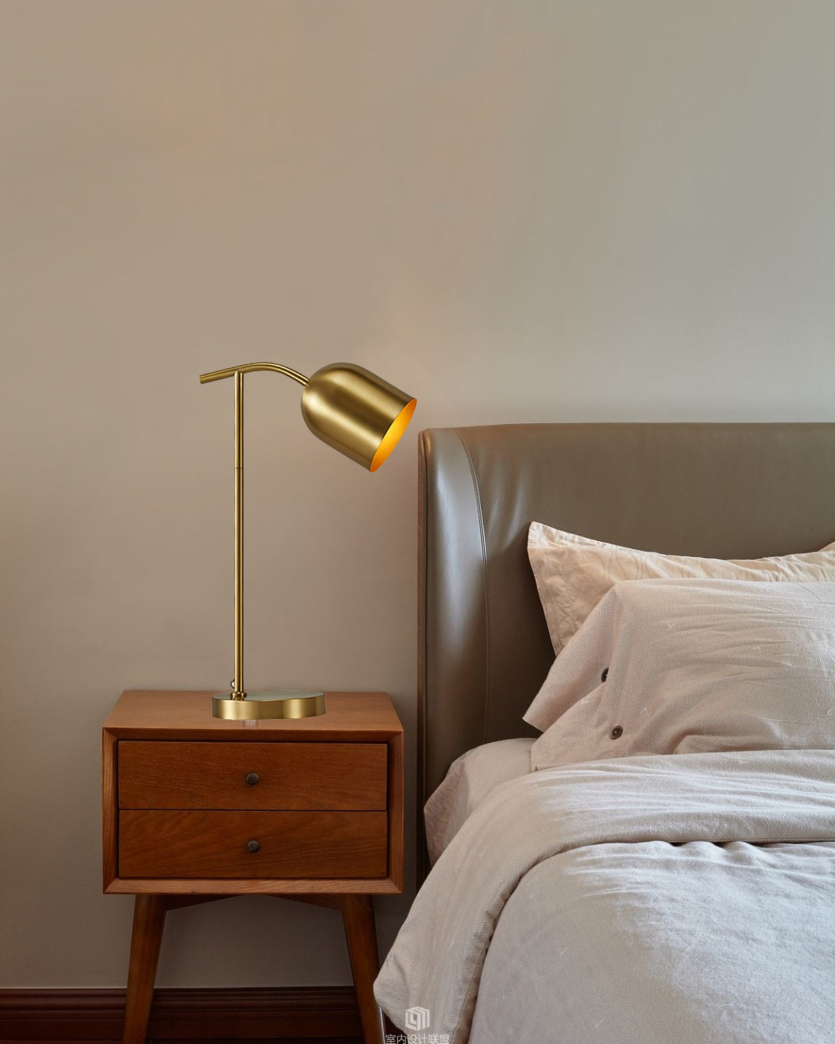 BrassGlow – Timeless Brass Table Lamp with Functional Design
