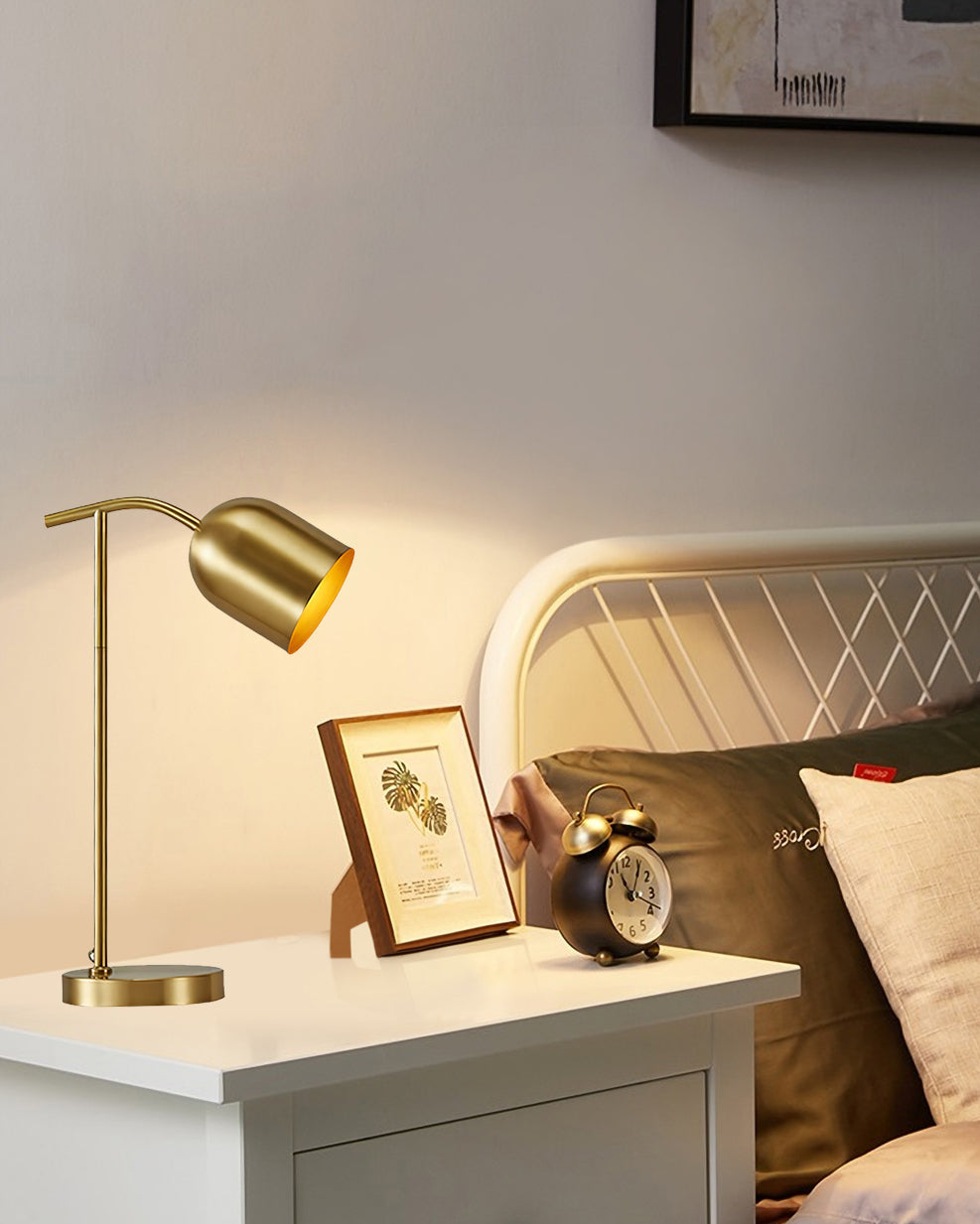 BrassGlow – Timeless Brass Table Lamp with Functional Design