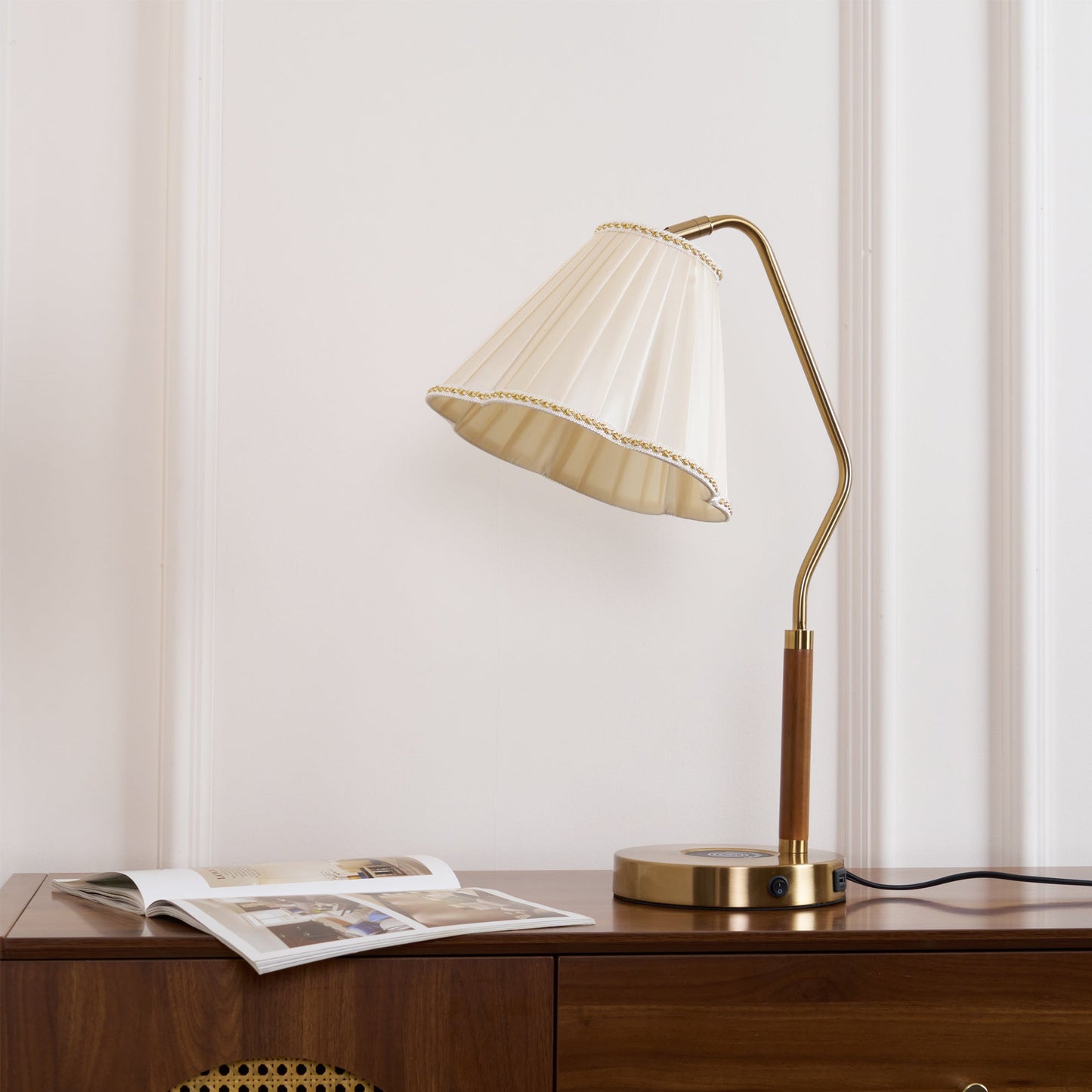 GlamourLux – Luxurious Fabric Table Lamp