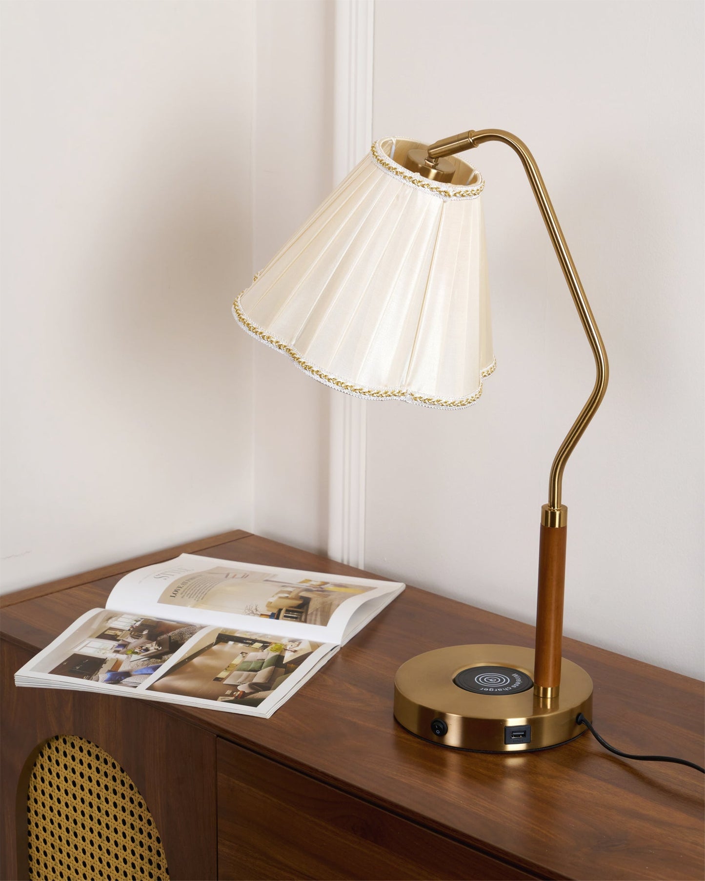 GlamourLux – Luxurious Fabric Table Lamp