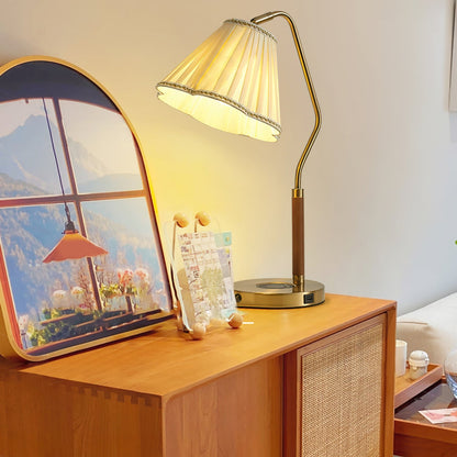 GlamourLux – Luxurious Fabric Table Lamp