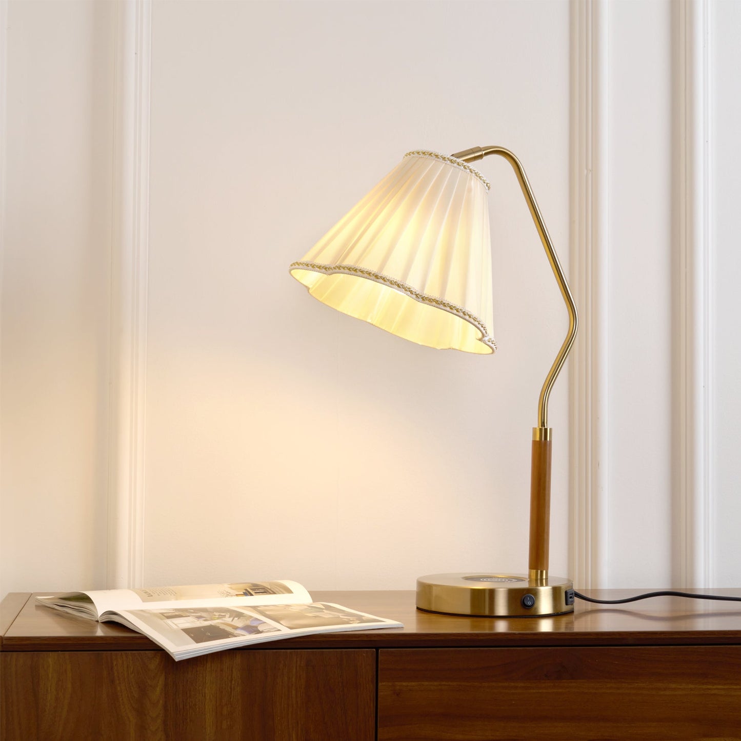 GlamourLux – Luxurious Fabric Table Lamp