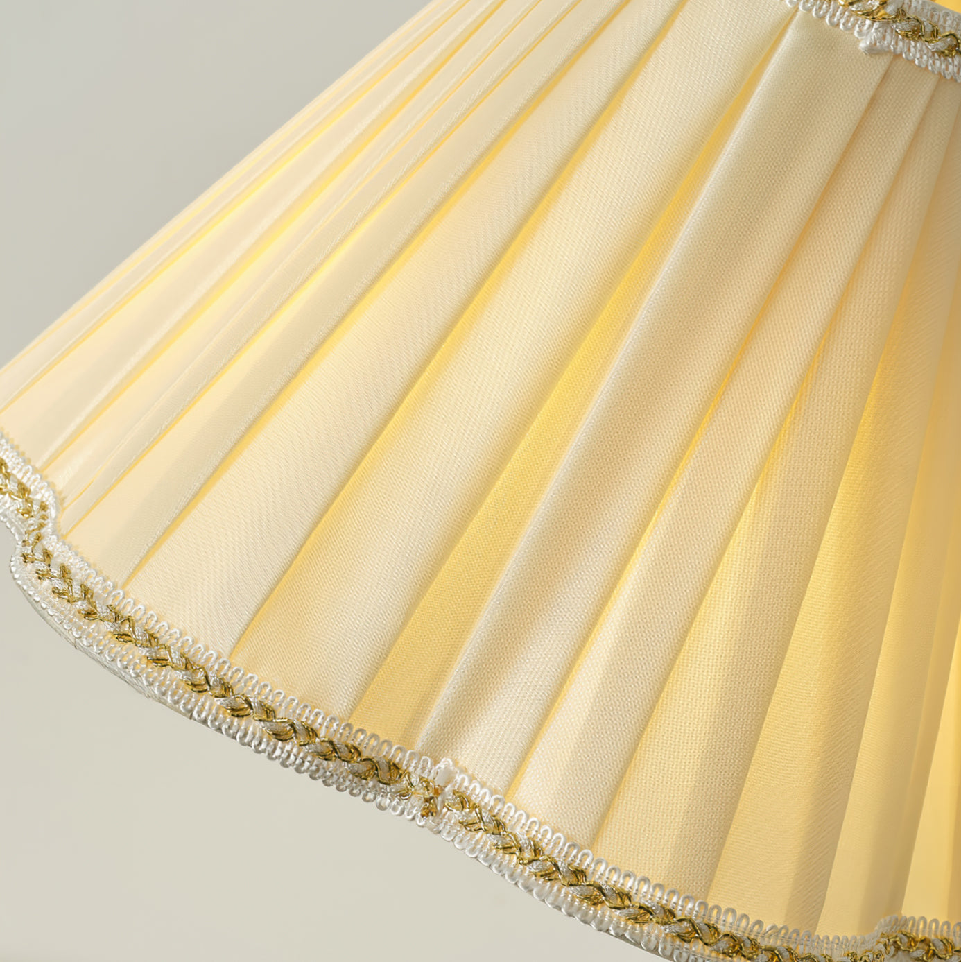 GlamourLux – Luxurious Fabric Table Lamp