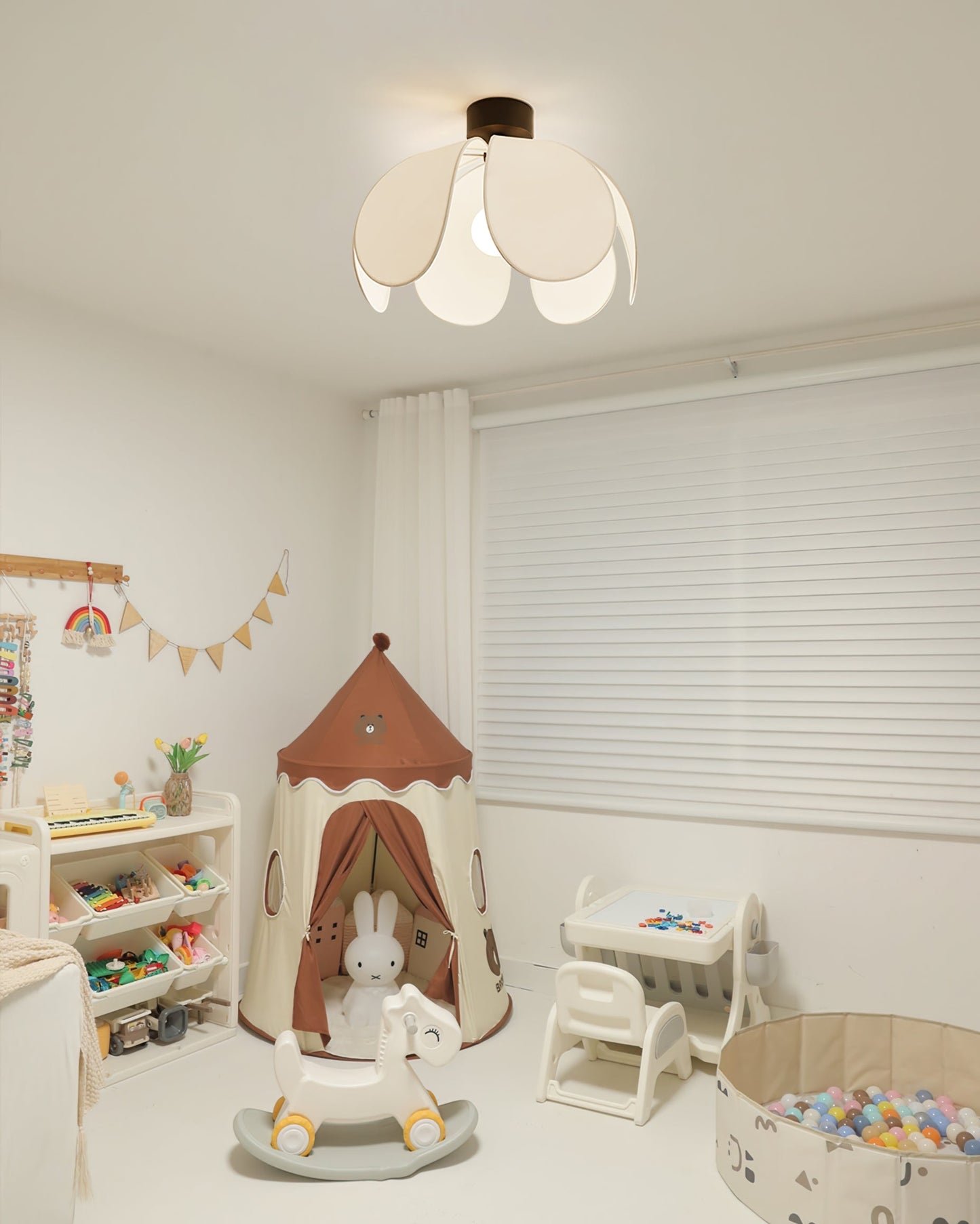 BloomLuxe - Loftlampe med elegante stofblade og varm stråling