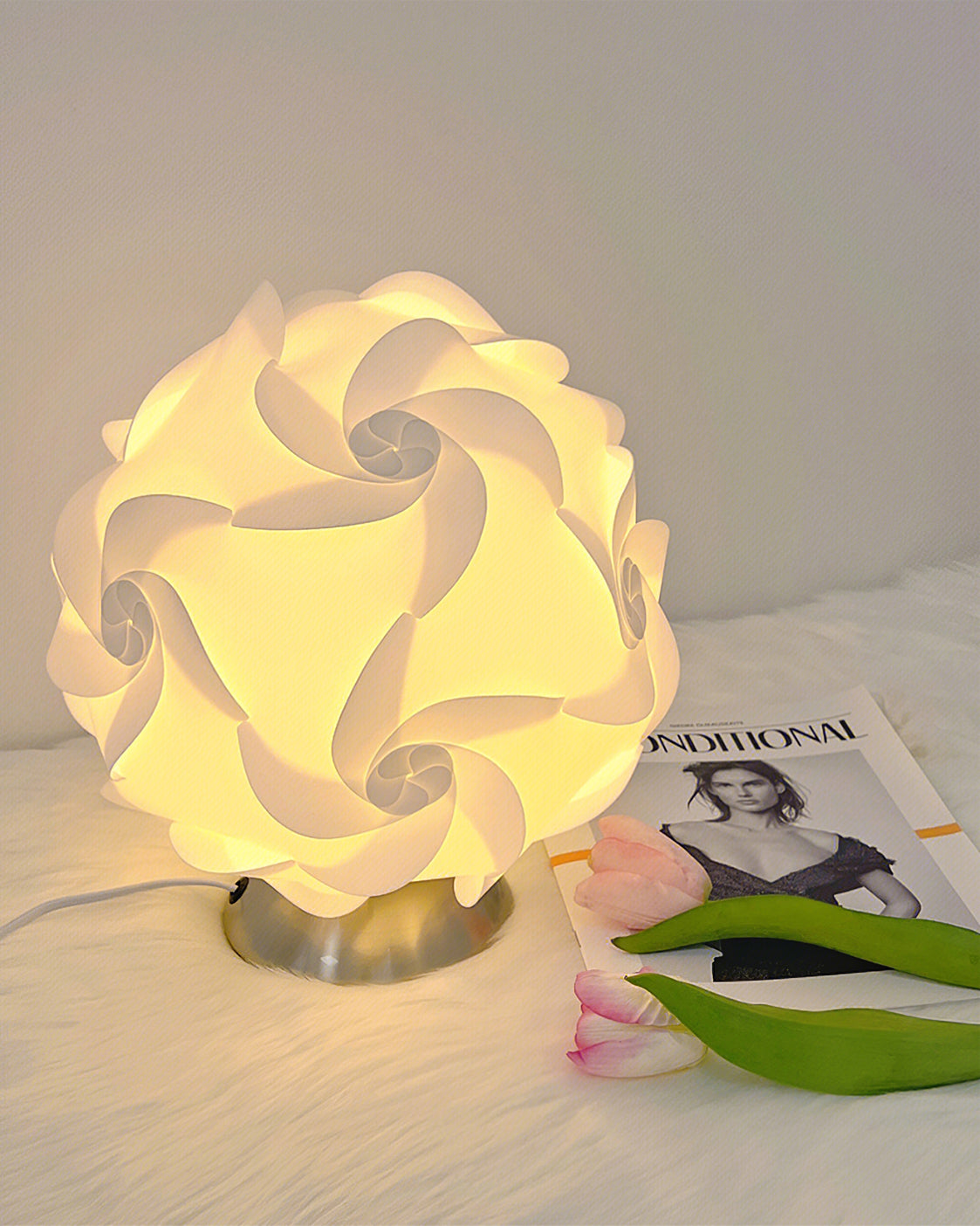 FloraBeam - Table Lamp with Blooming Influence and Sophisticated Illumination