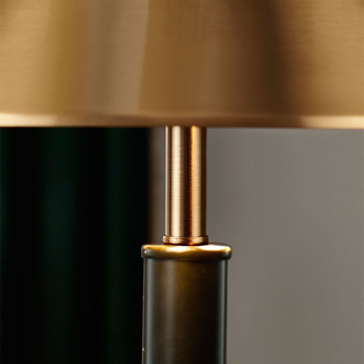 LuxeFuture - Elegant Lamp with Modern Form and Subtle Glow