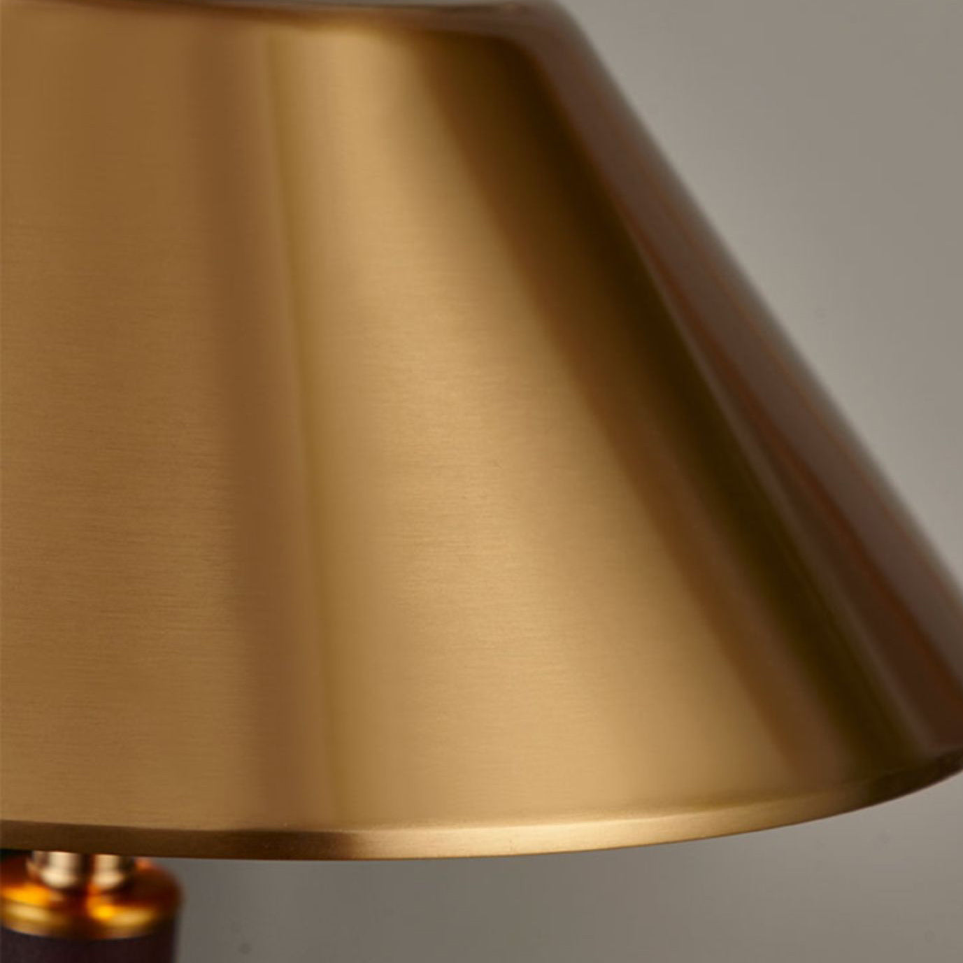 LuxeFuture - Elegant Lamp with Modern Form and Subtle Glow