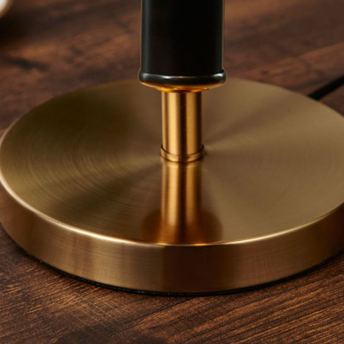 LuxeFuture - Elegant Lamp with Modern Form and Subtle Glow