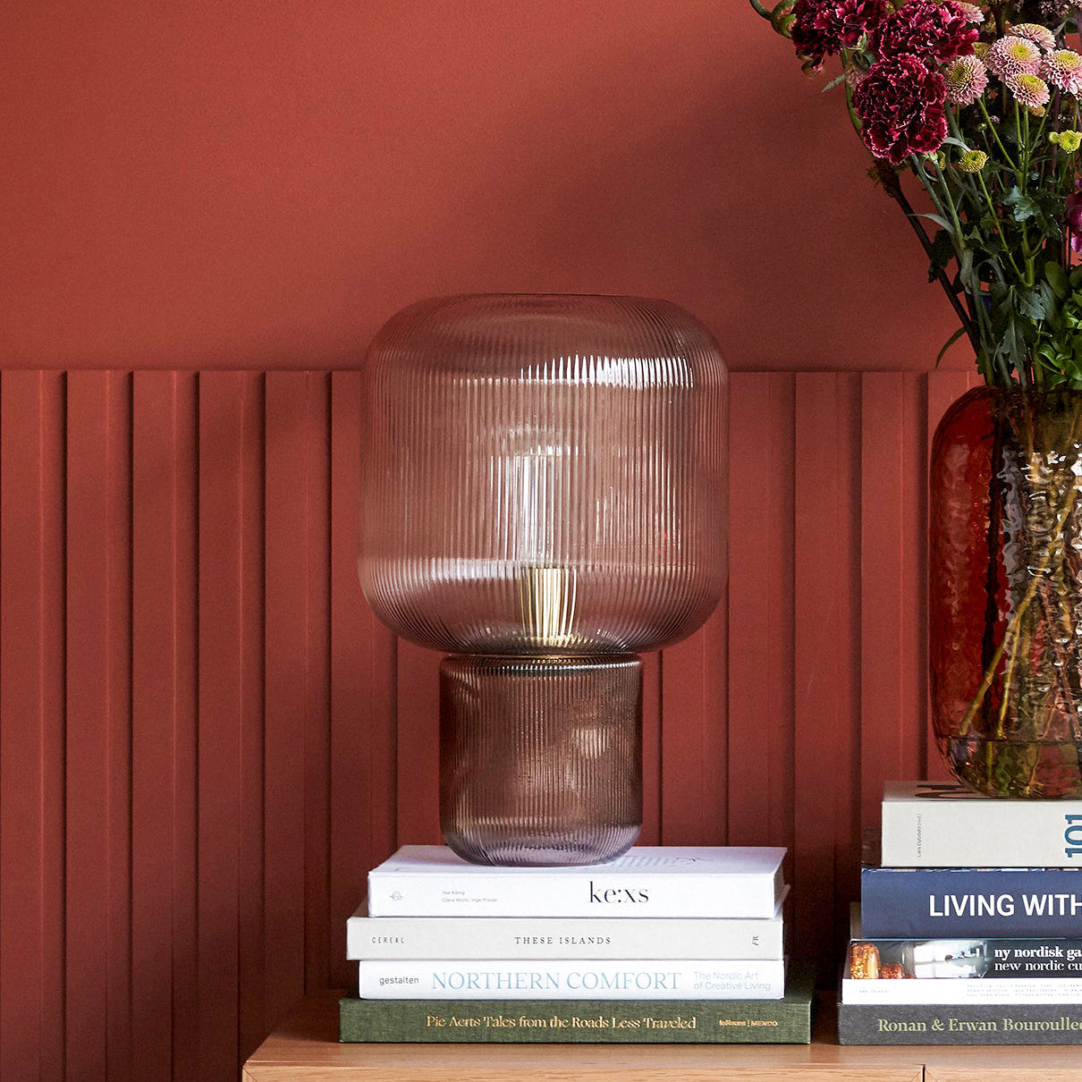 GlimmerOval – Stylowa Lampa Stołowa ze Szkła i Metalu