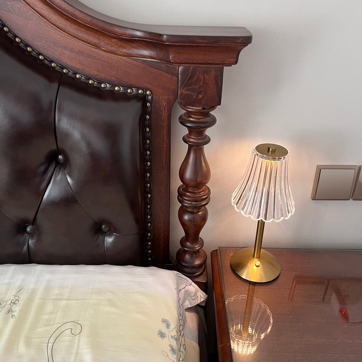 RadiantGold – Elegant Portable Table Lamp