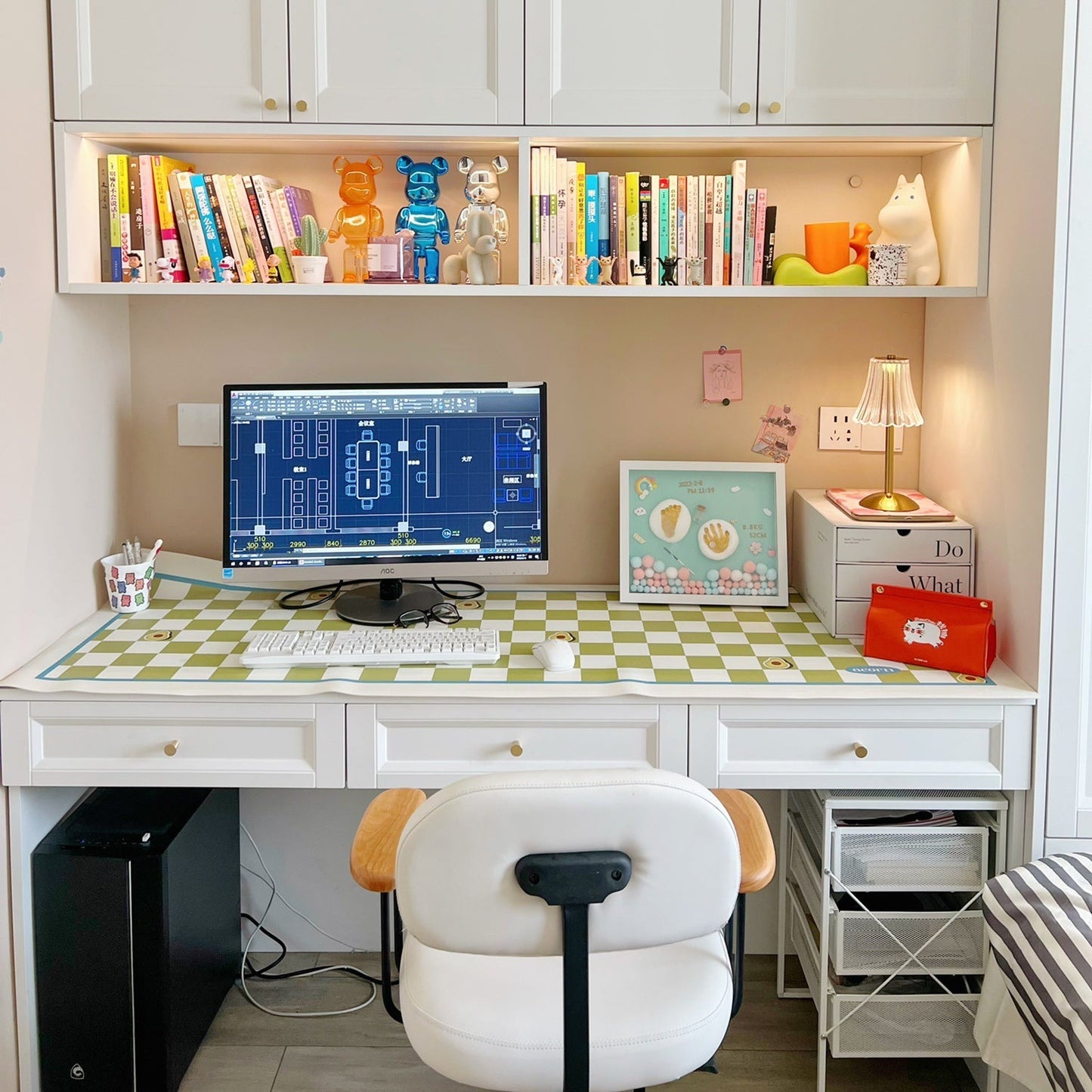 RadiantGold – Elegant Portable Table Lamp