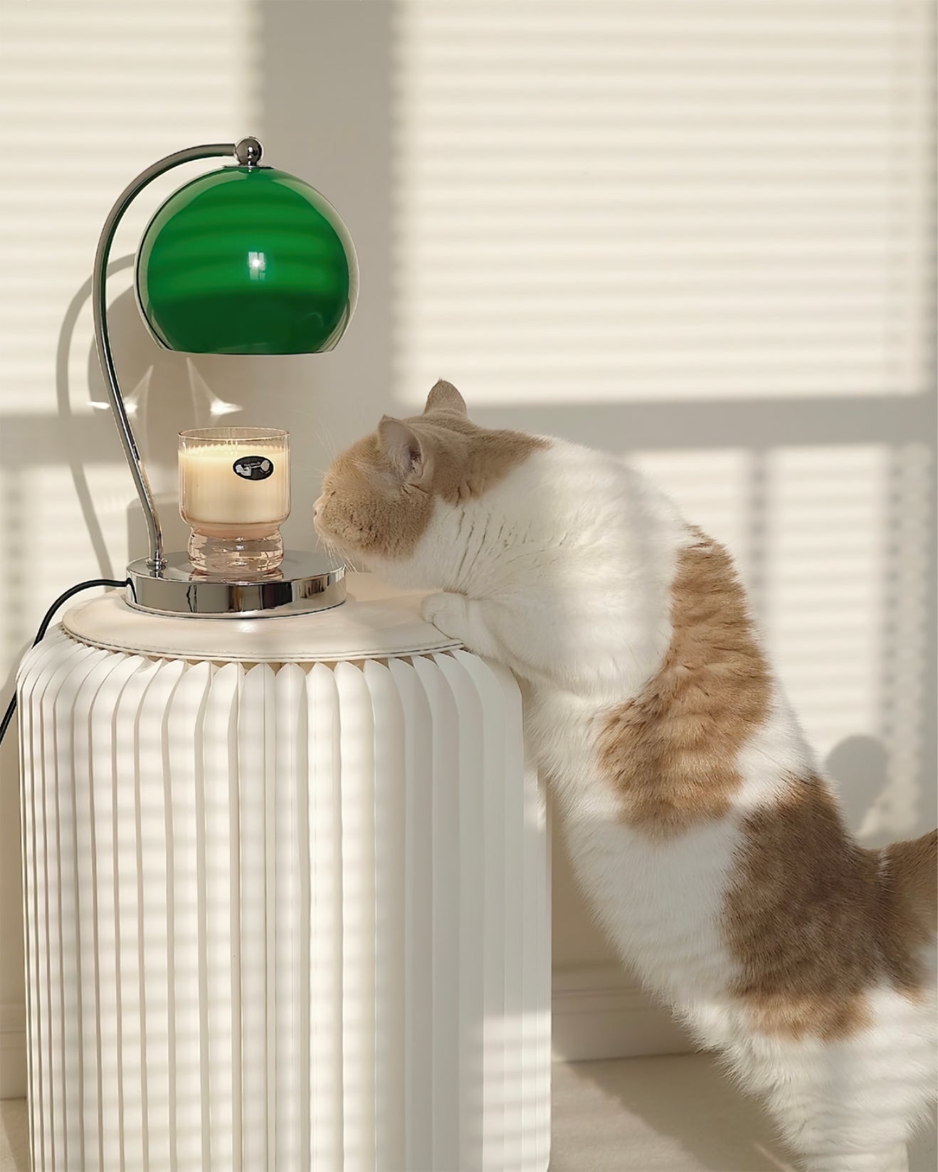 FlameGlow - Lámpara de Mesa con Luz Similar a una Vela y Acabado Elegante