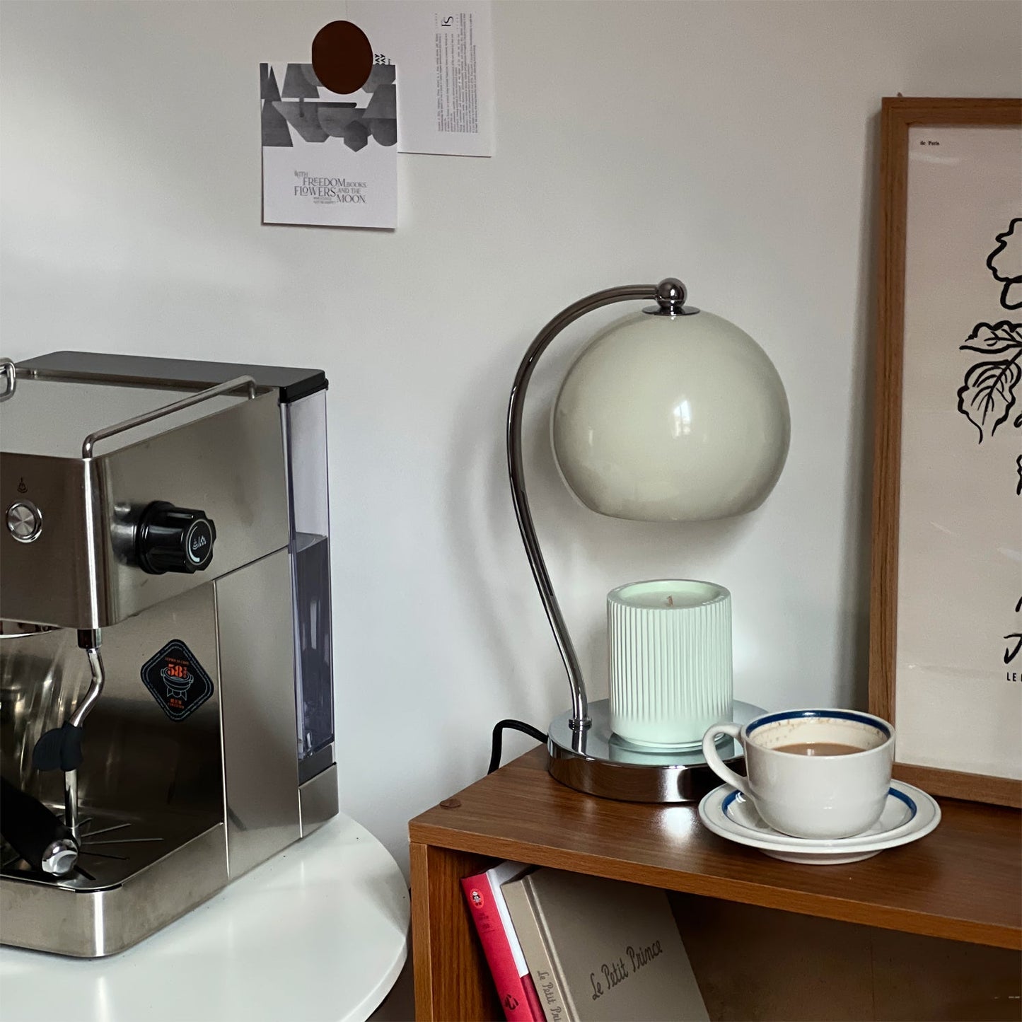 FlameGlow - Lámpara de Mesa con Luz Similar a una Vela y Acabado Elegante