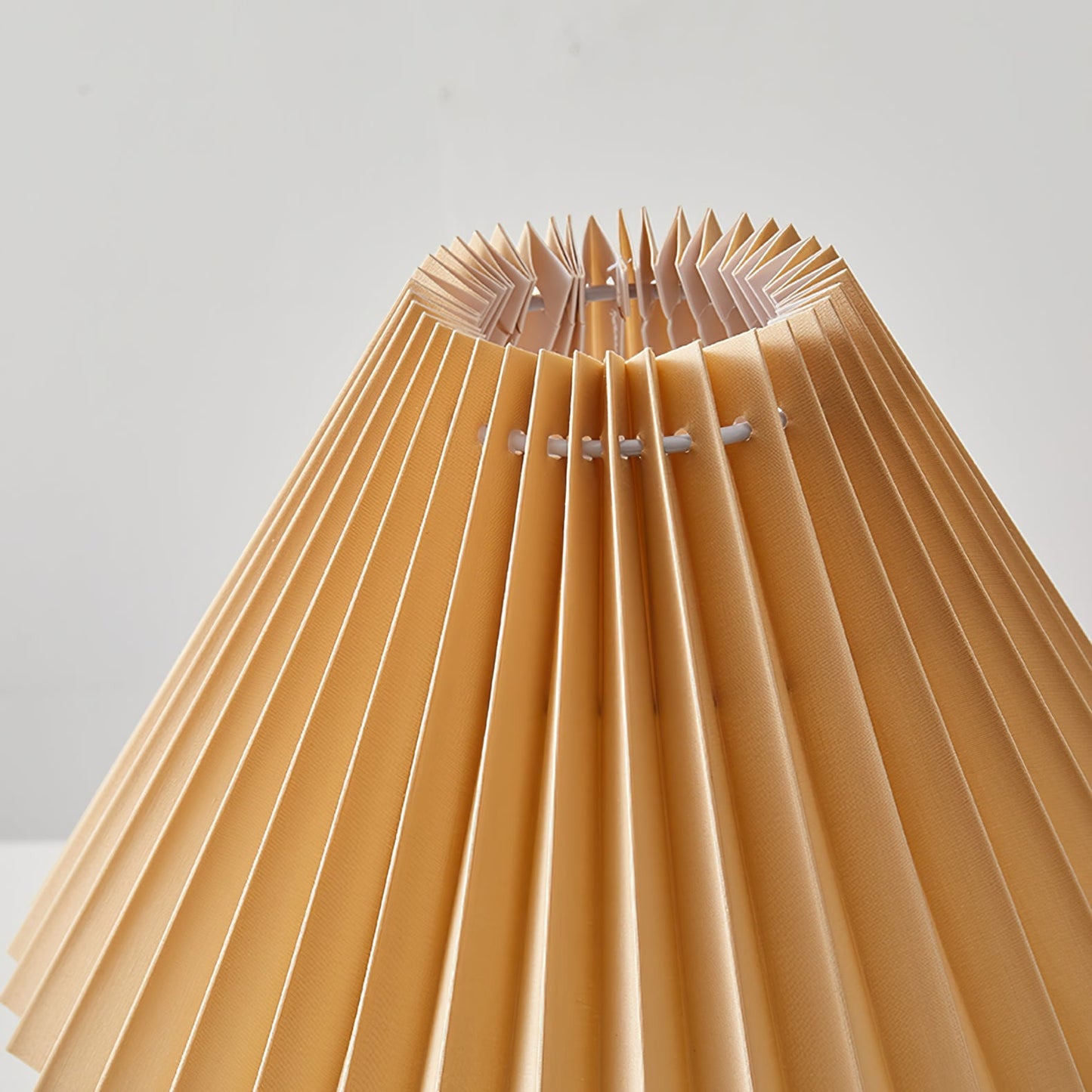 SiennaGlow - Lampa Stołowa z Drewnianym i Tkaninowym Wzorem