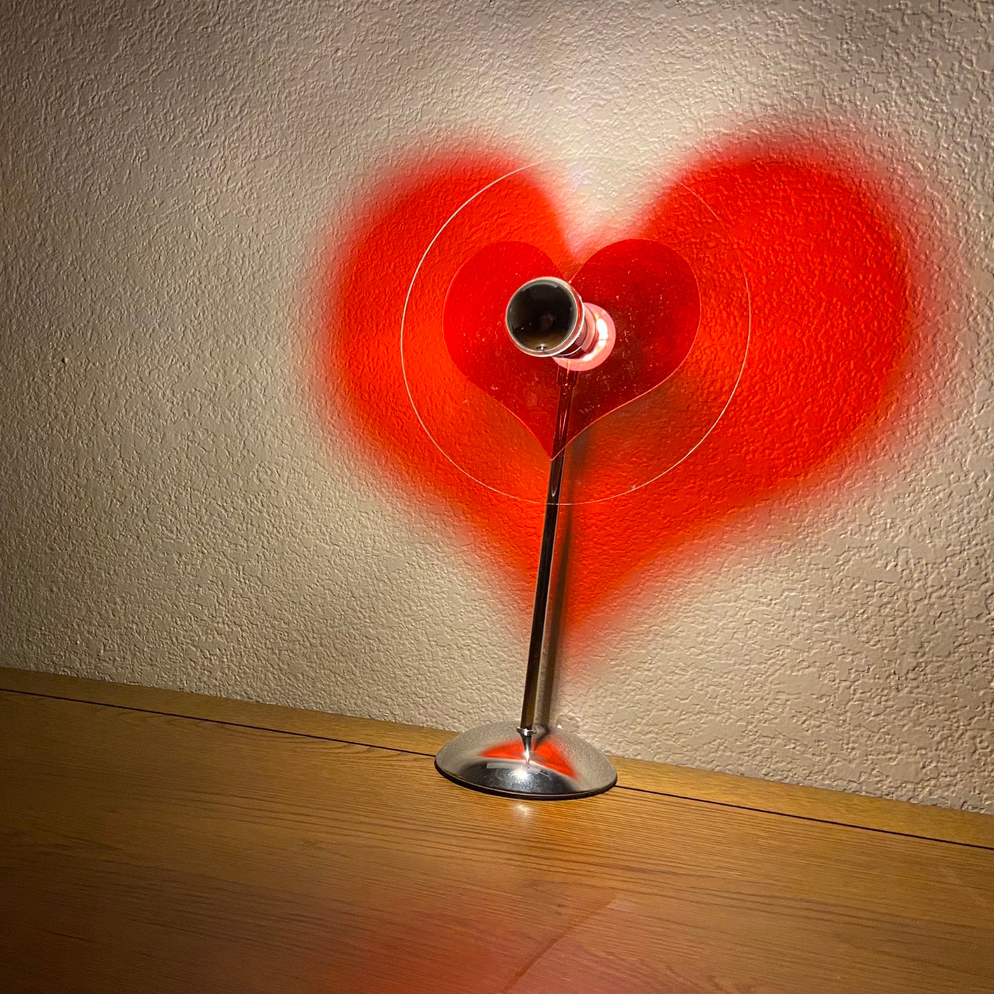 LoveGlow – Lámpara de Mesa Elegante con LED Recargable
