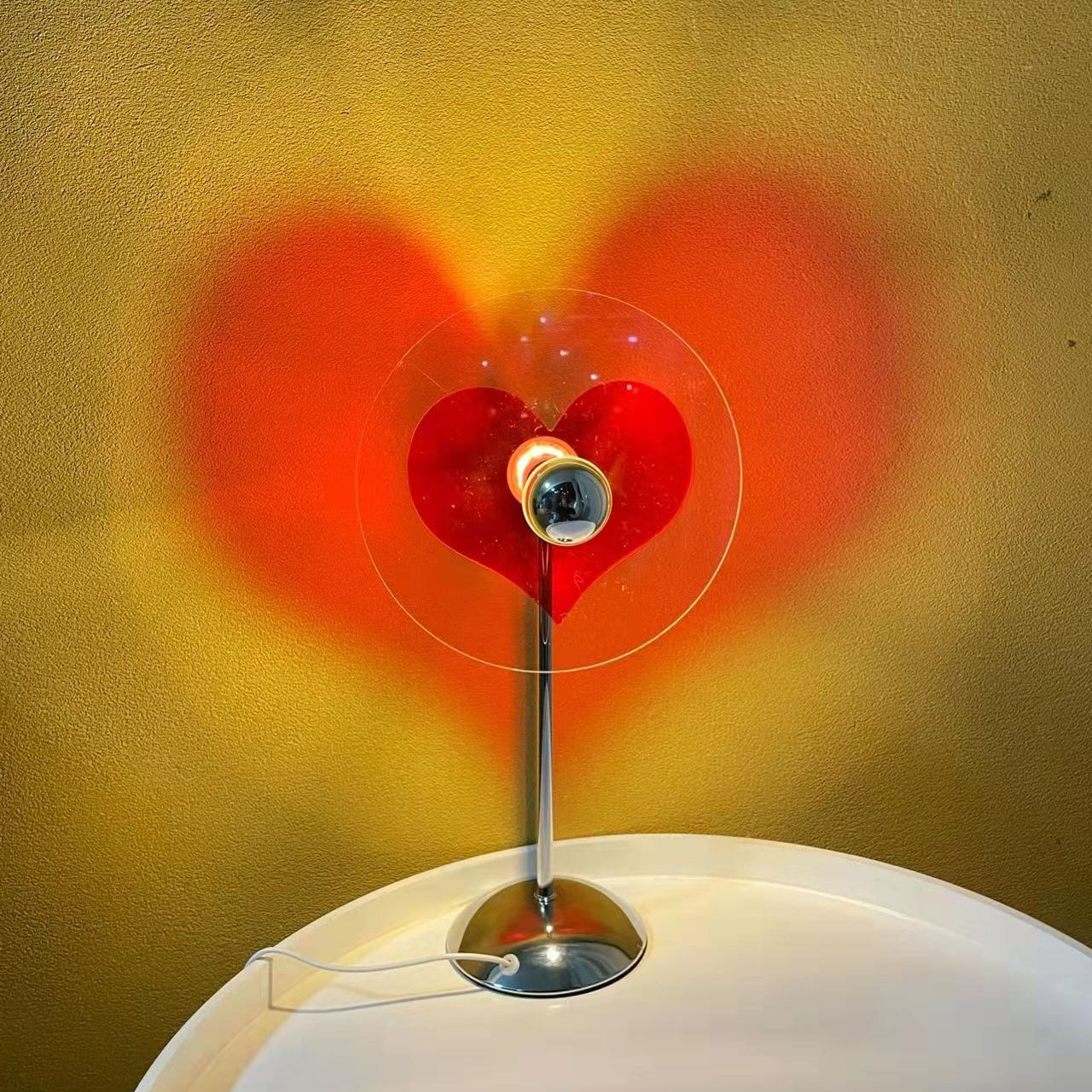 LoveGlow – Lámpara de Mesa Elegante con LED Recargable