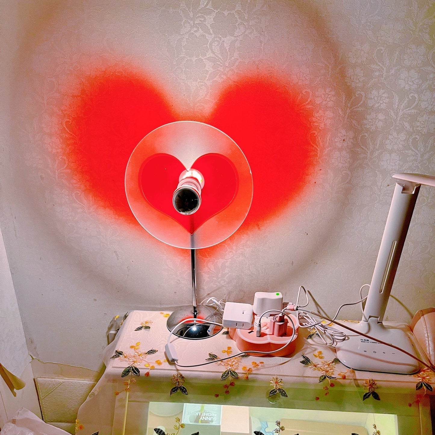 LoveGlow – Lámpara de Mesa Elegante con LED Recargable