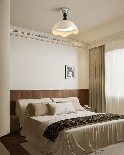 LuxeCrest - Loftlys med subtile detaljer og overdådig lys