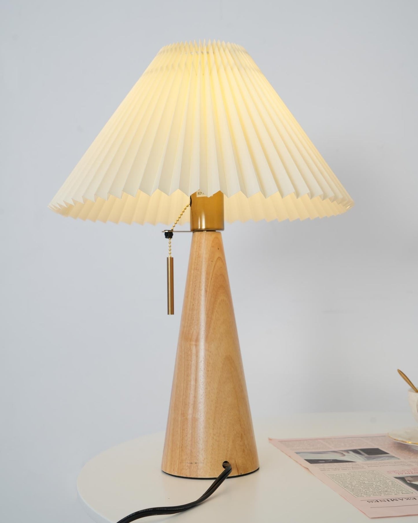 AntiqueRadiance – Elegante Lampada da Tavolo in Legno e Metallo