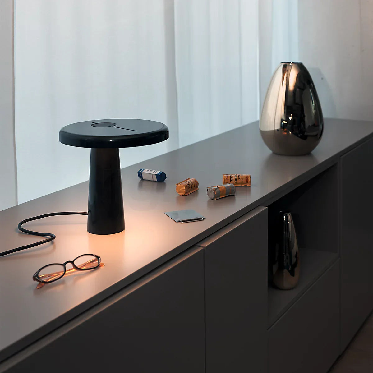 RoundLuxe - LED Table Lamp with Stylish Circular Form and Soft Glow