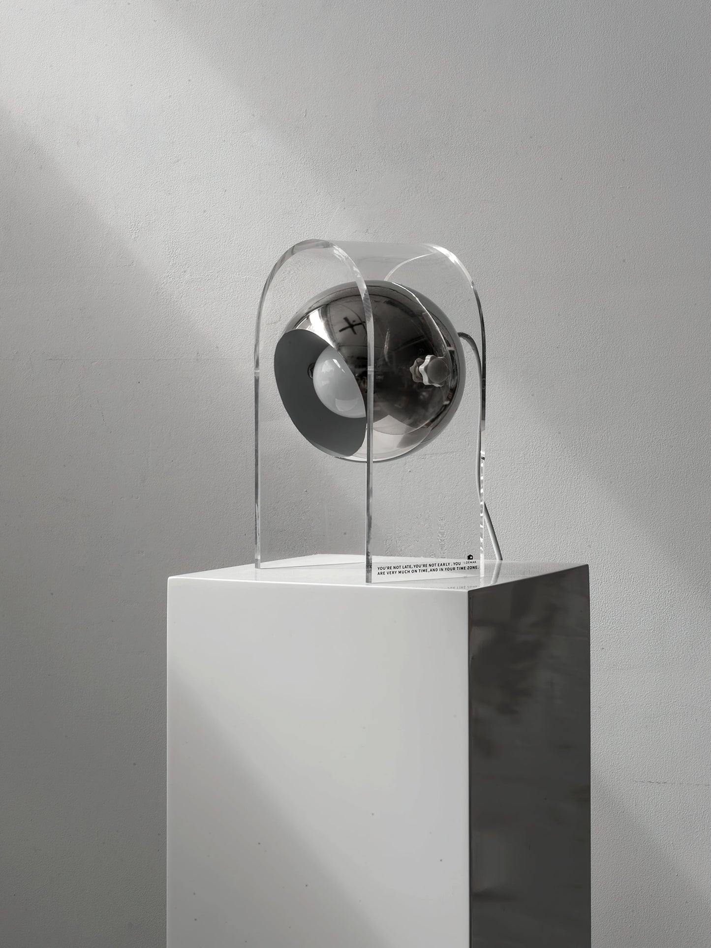 LuxeTouch - Lámpara de Mesa Sofisticada con Activación Táctil