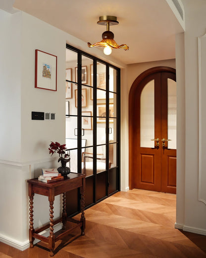 TimberLuxe - Træloftlampe med Elegant Form og Hyggeligt Lys