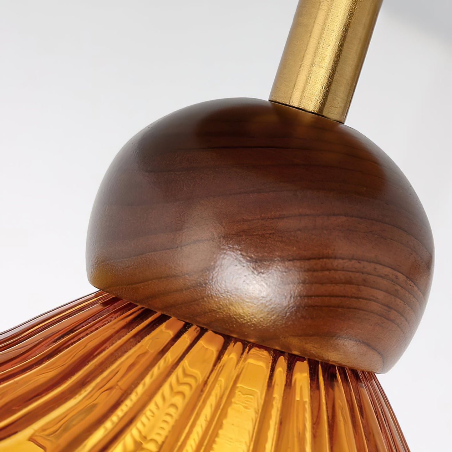 TimberLuxe - Træloftlampe med Elegant Form og Hyggeligt Lys