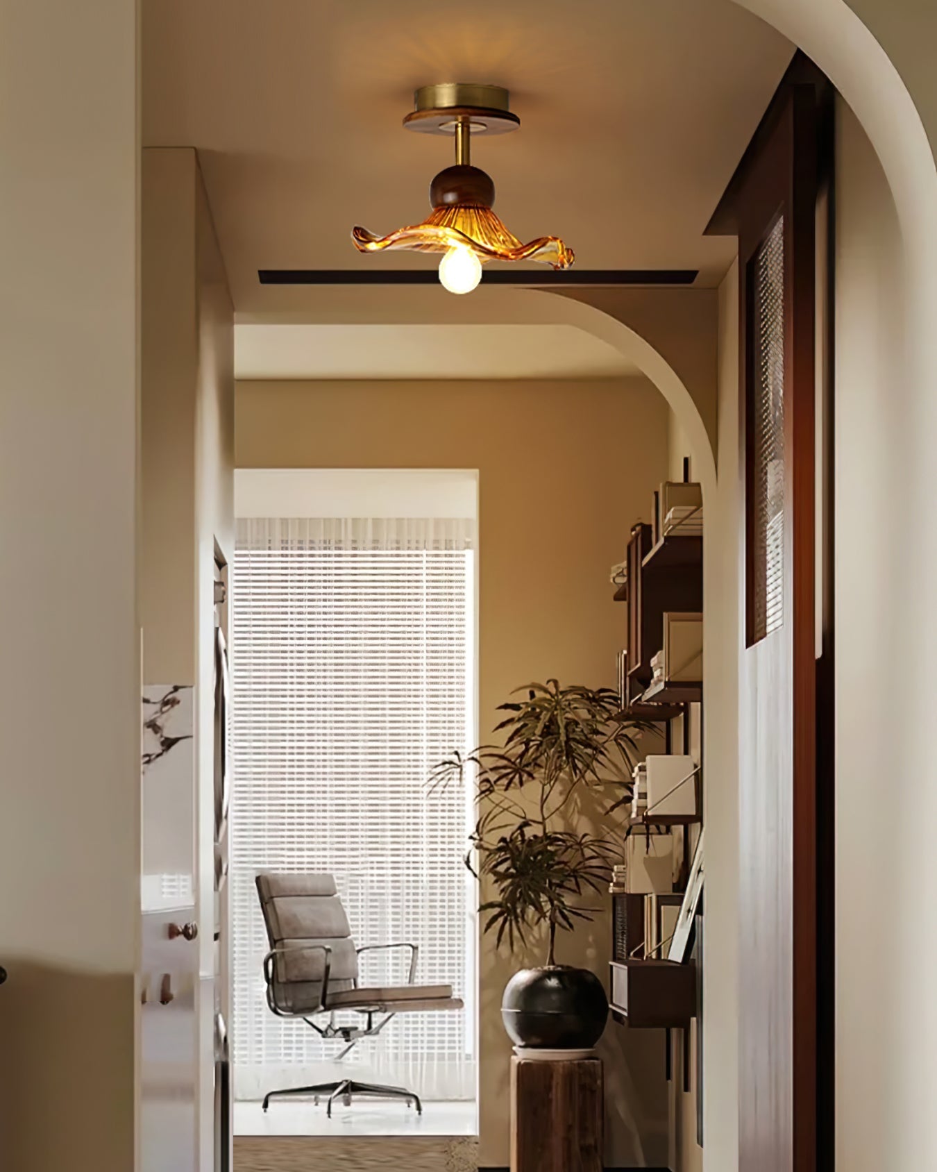 TimberLuxe - Træloftlampe med Elegant Form og Hyggeligt Lys