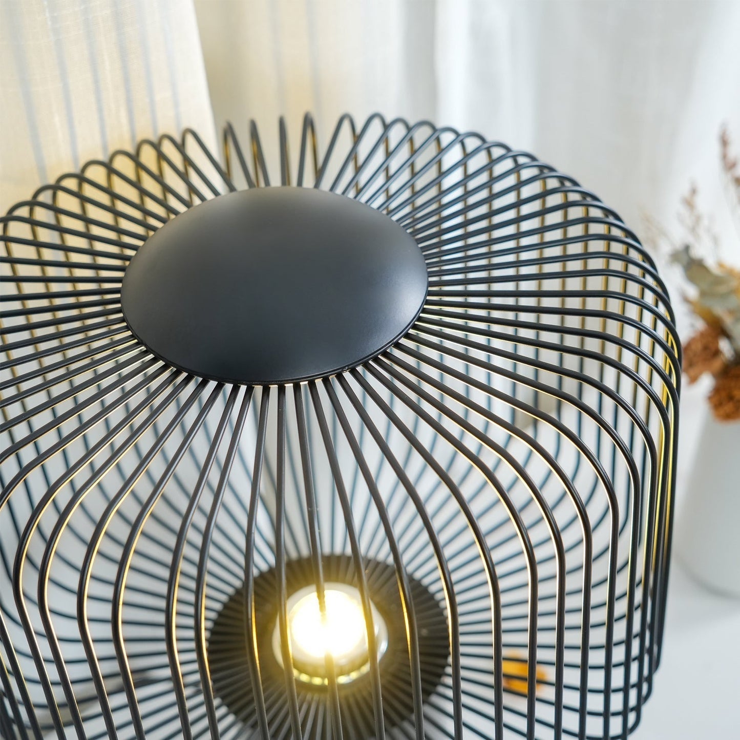 KeshiBeam - Elegant Table Lamp with Sleek Base and Subtle Glow