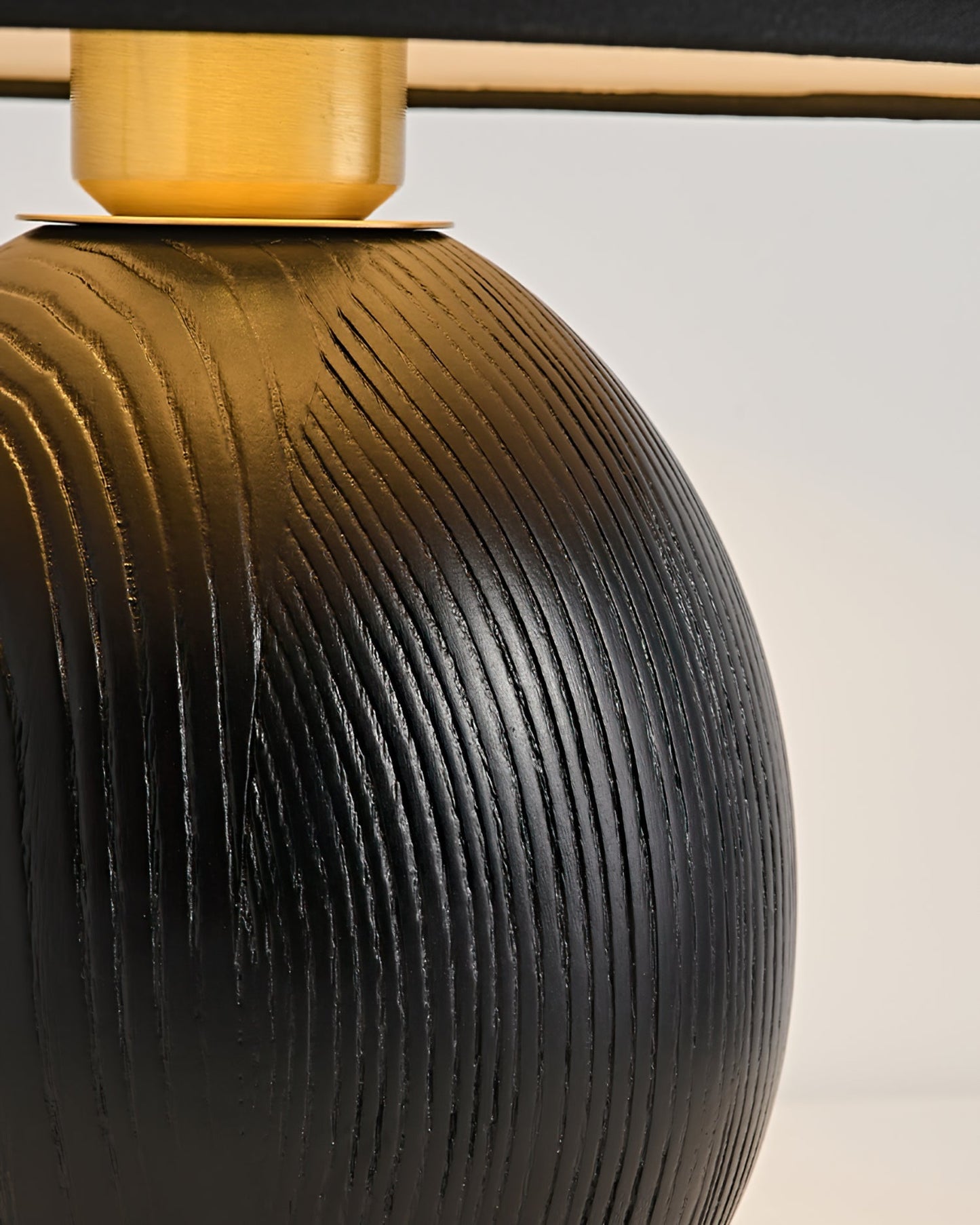 RusticShine - Lámpara de Mesa Estilosa en Nogal y Madera Negra