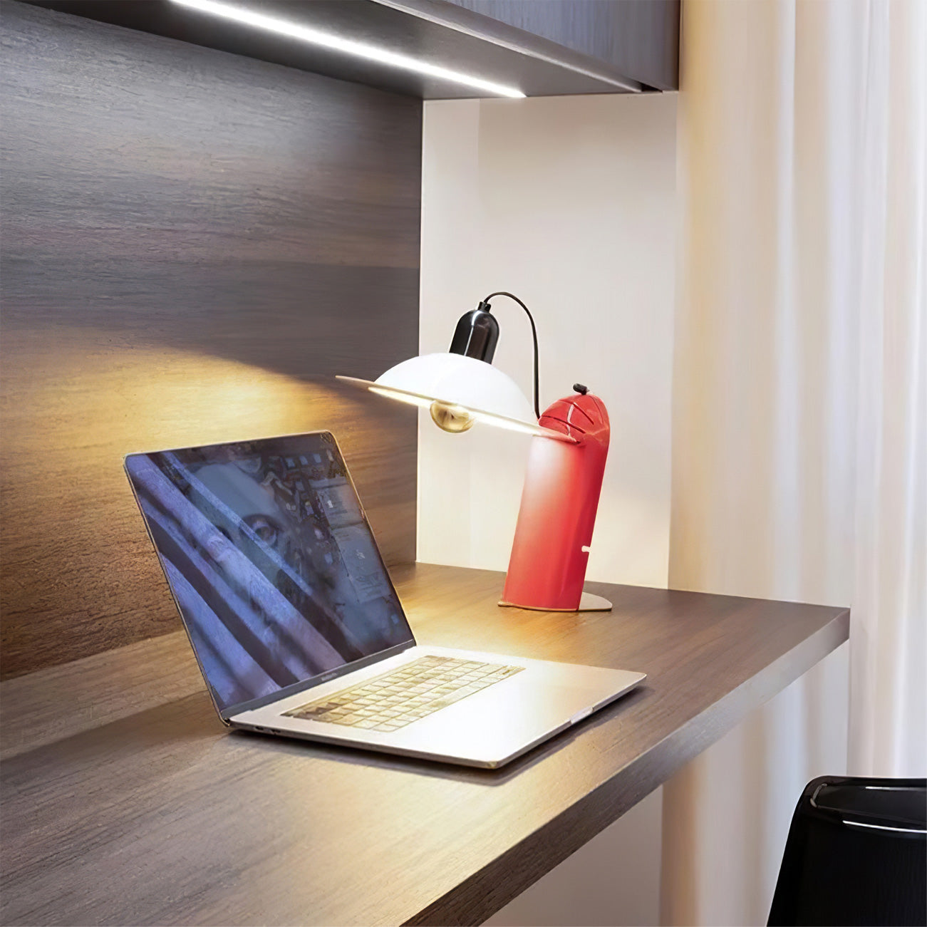 LumeShift – Modern Table Lamp with Adjustable Shade