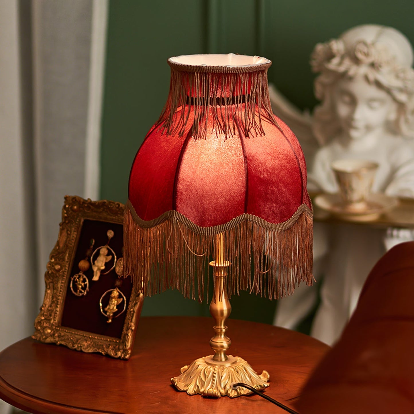 ElegantFringe – Modern Brass Lamp with Tassels