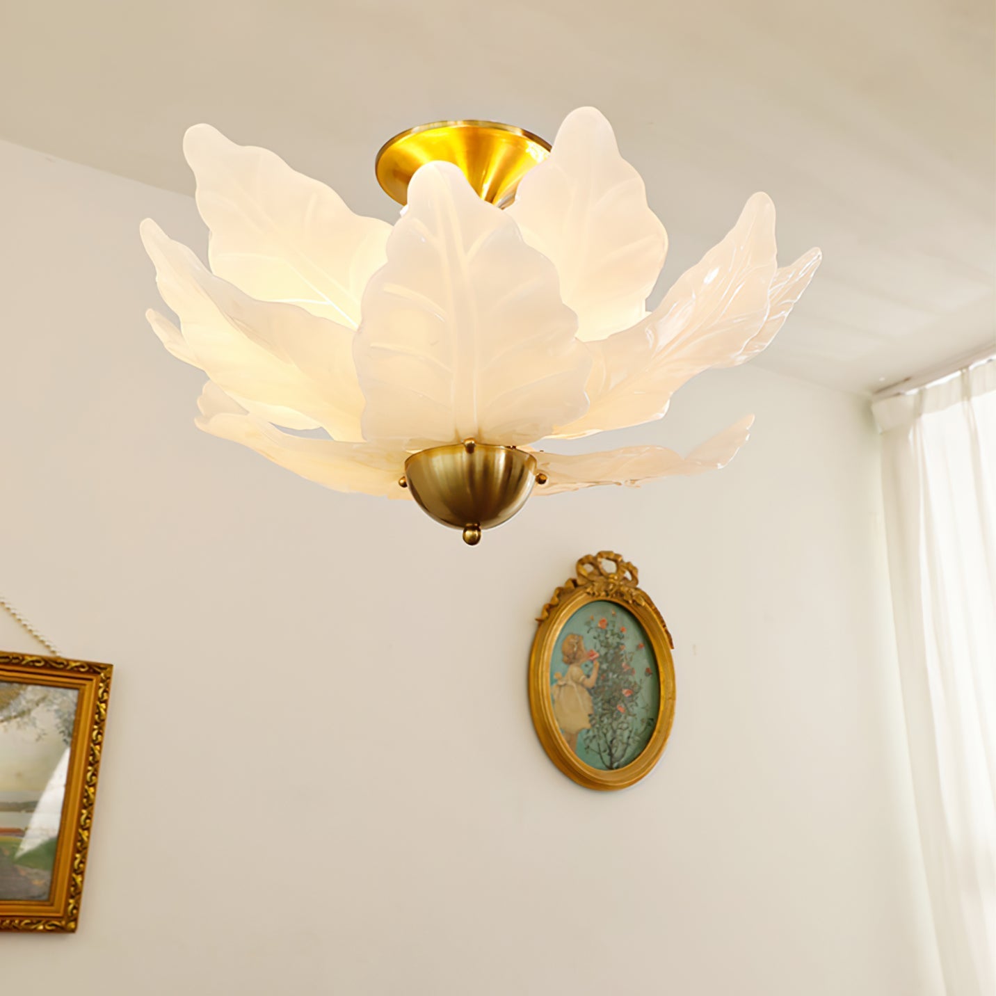 FoliageGlow - Loftlampe med glasbladdesign og blød belysning