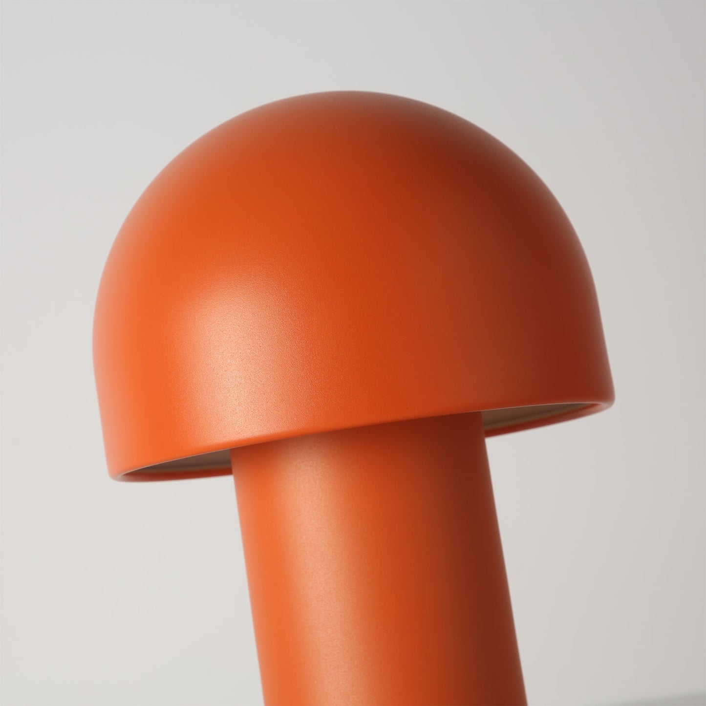 SubtleGlow - Elegant Bordlampe med Blød LED Glød