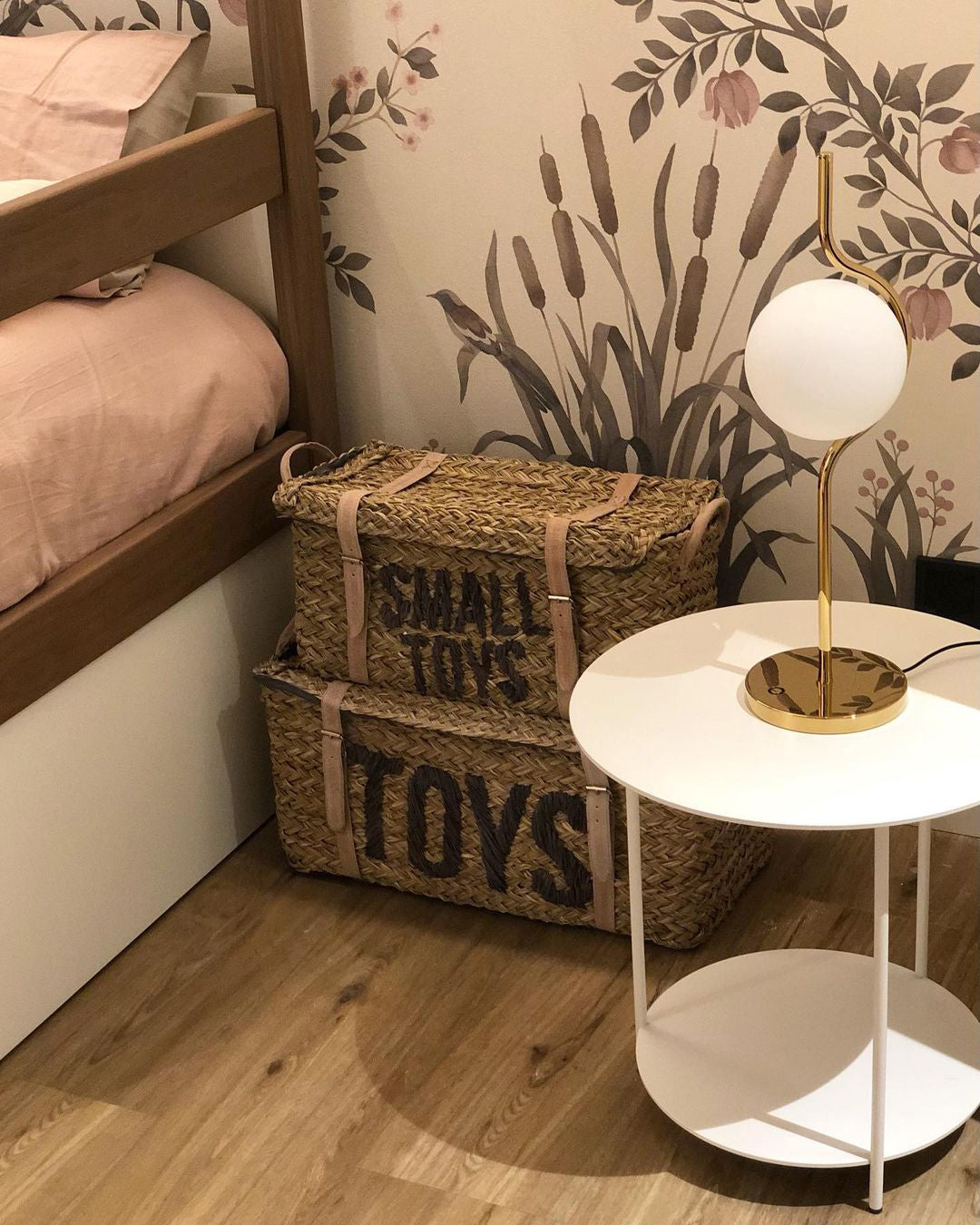 HoverGlow - Table Lamp with Weightless Design and Warm Illumination