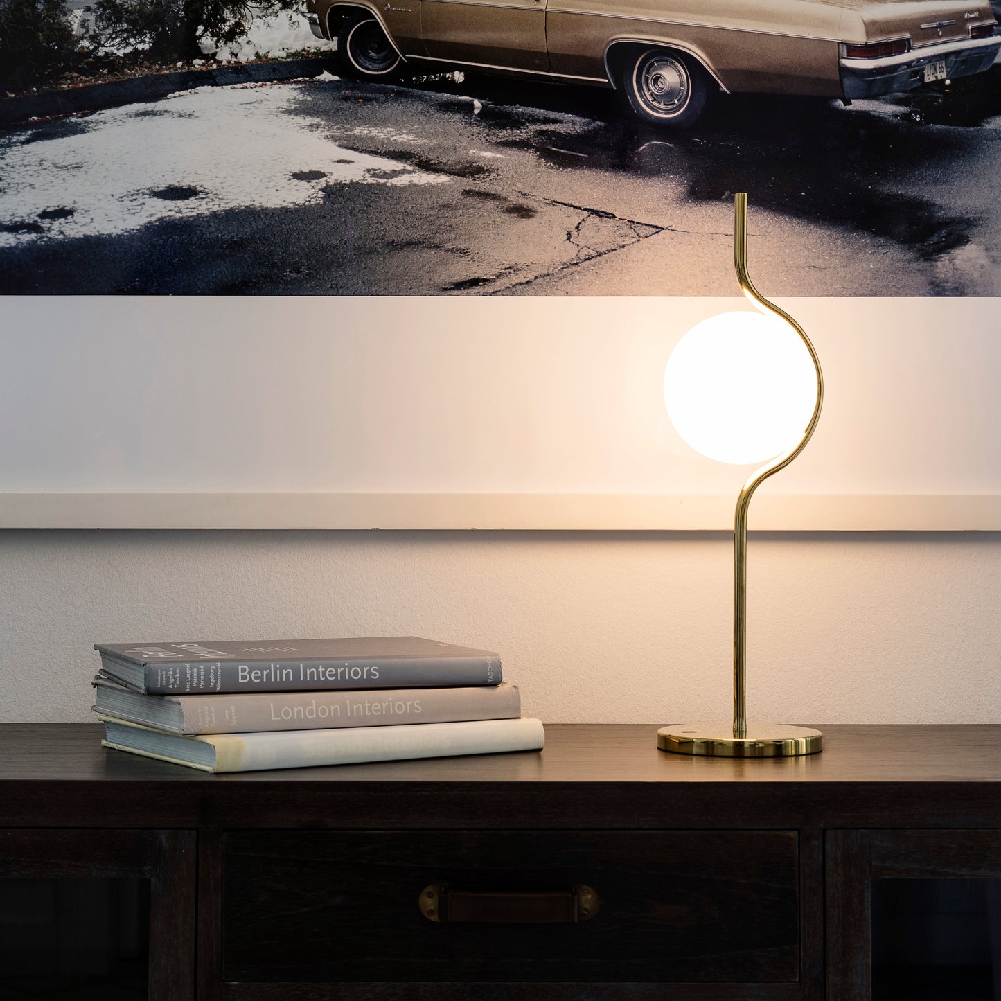 HoverGlow - Table Lamp with Weightless Design and Warm Illumination