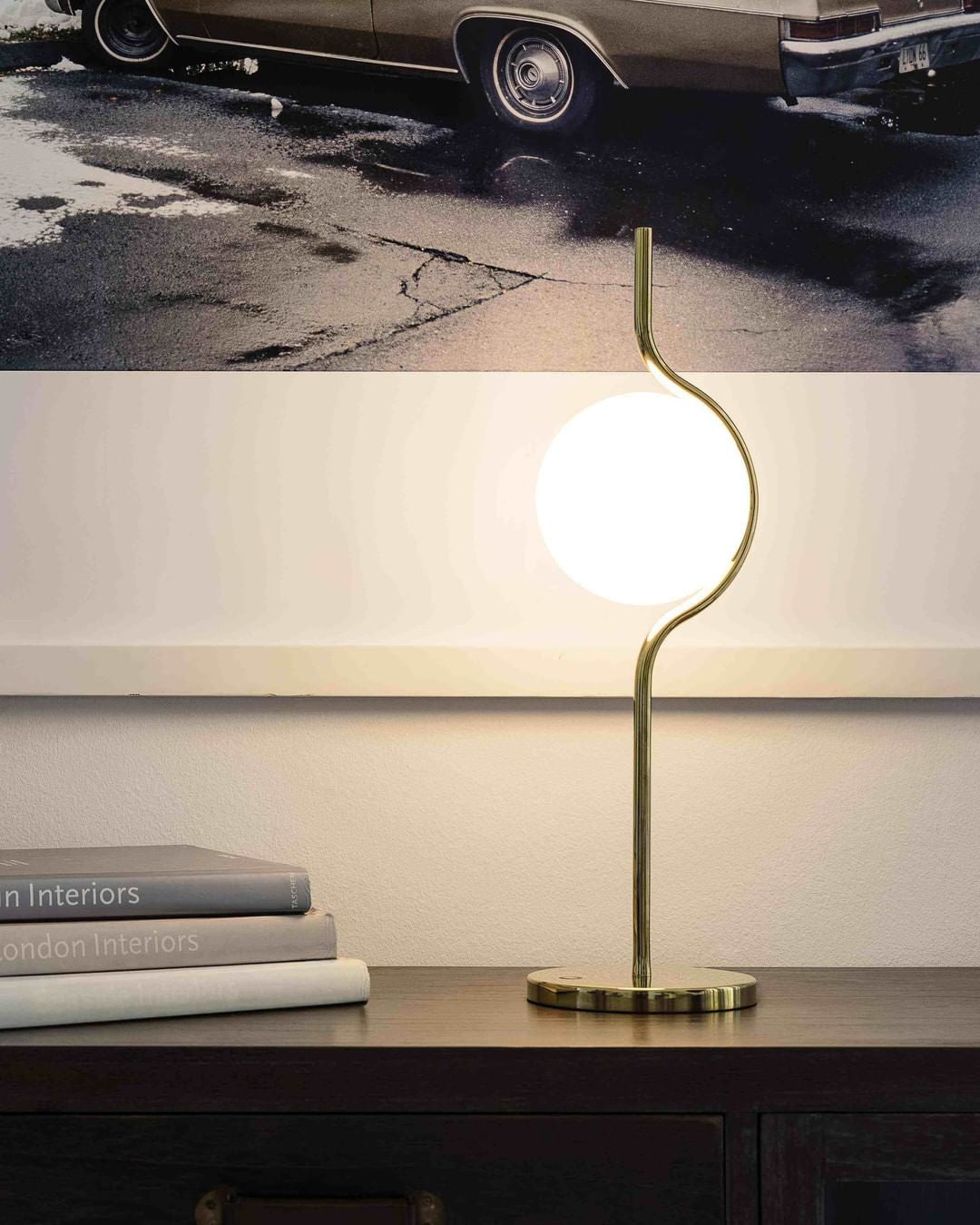 HoverGlow - Table Lamp with Weightless Design and Warm Illumination
