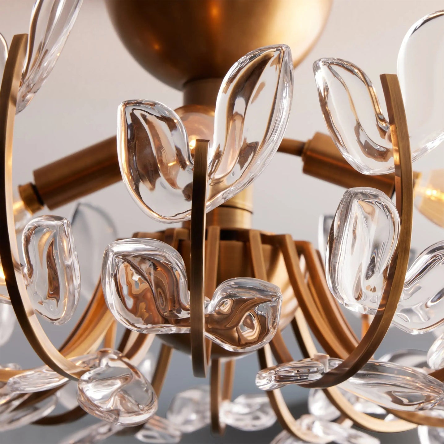 LindsayAura - Lampa sufitowa o wyrafinowanym designie i ciepłym świetle