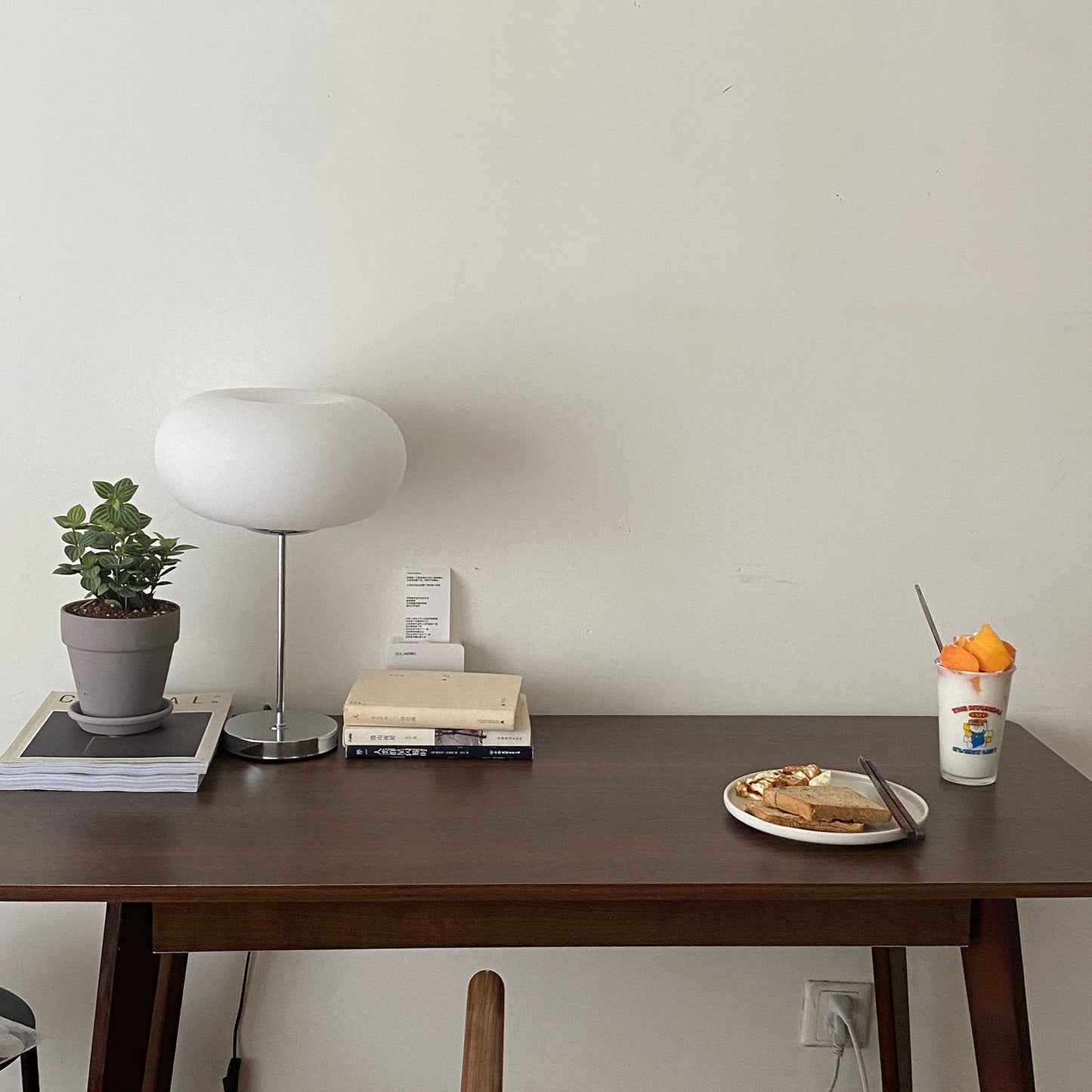 RadiantSphere - Lámpara de Mesa Contemporánea