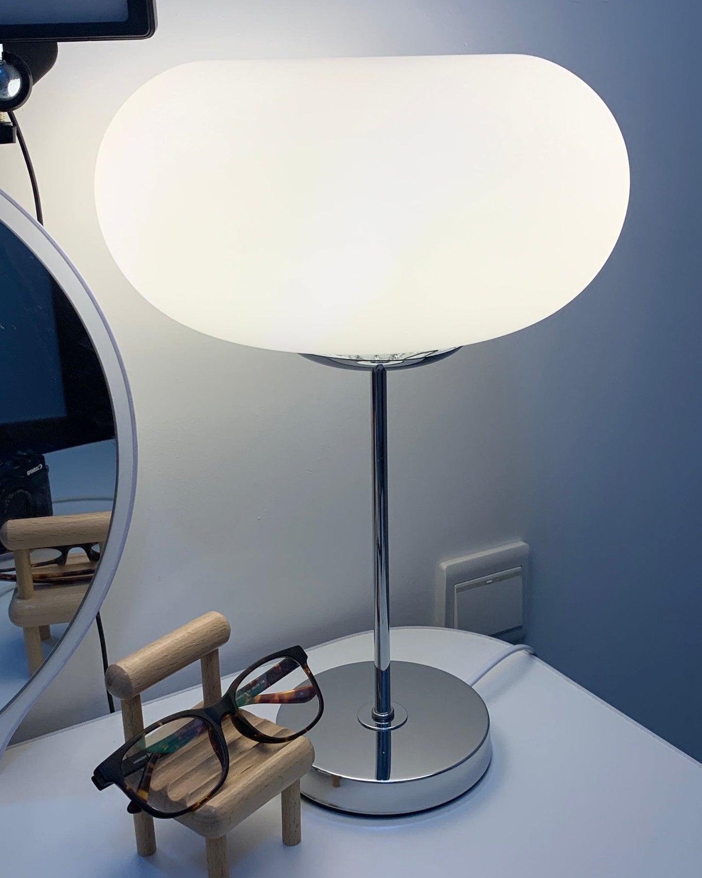 RadiantSphere - Lámpara de Mesa Contemporánea