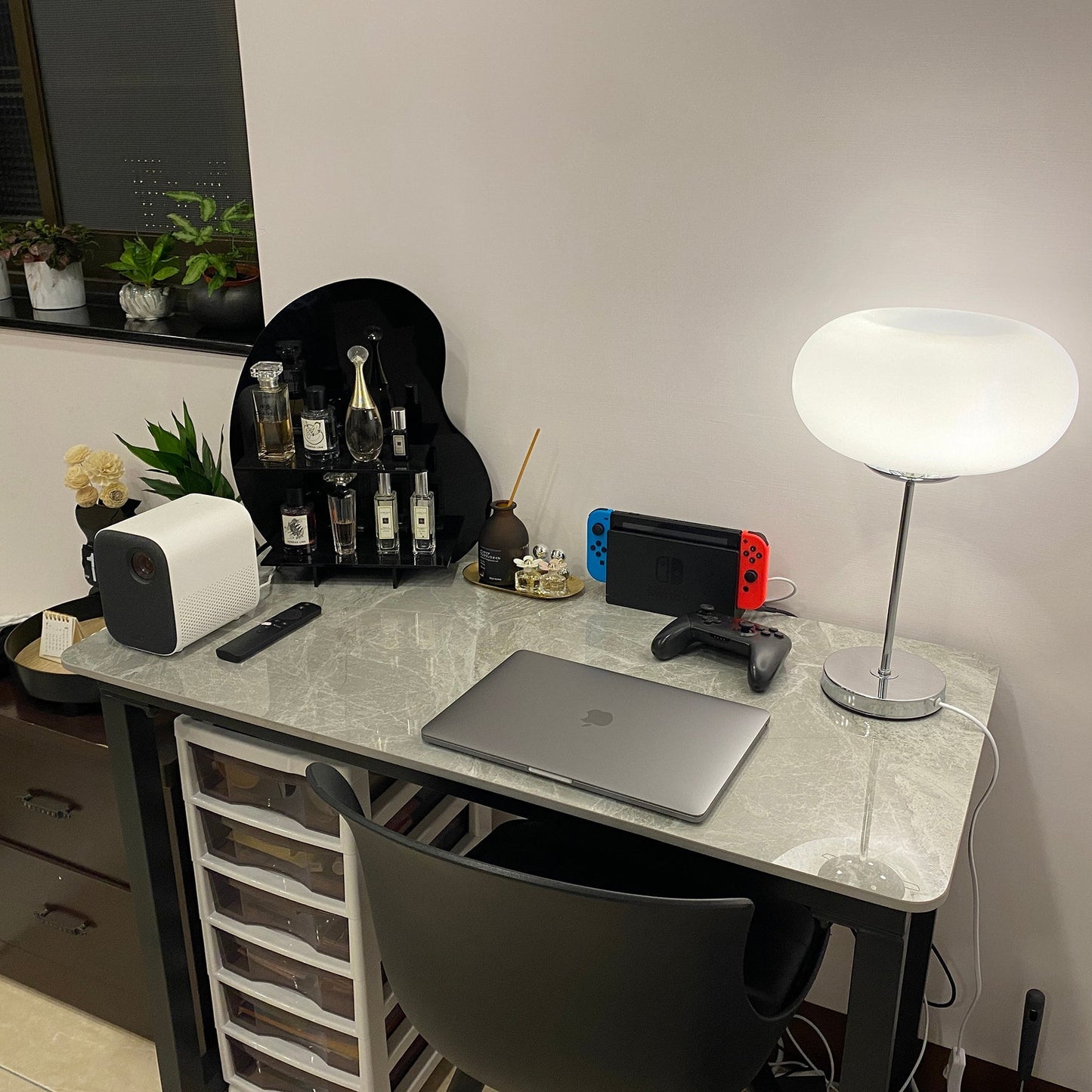 RadiantSphere - Lámpara de Mesa Contemporánea