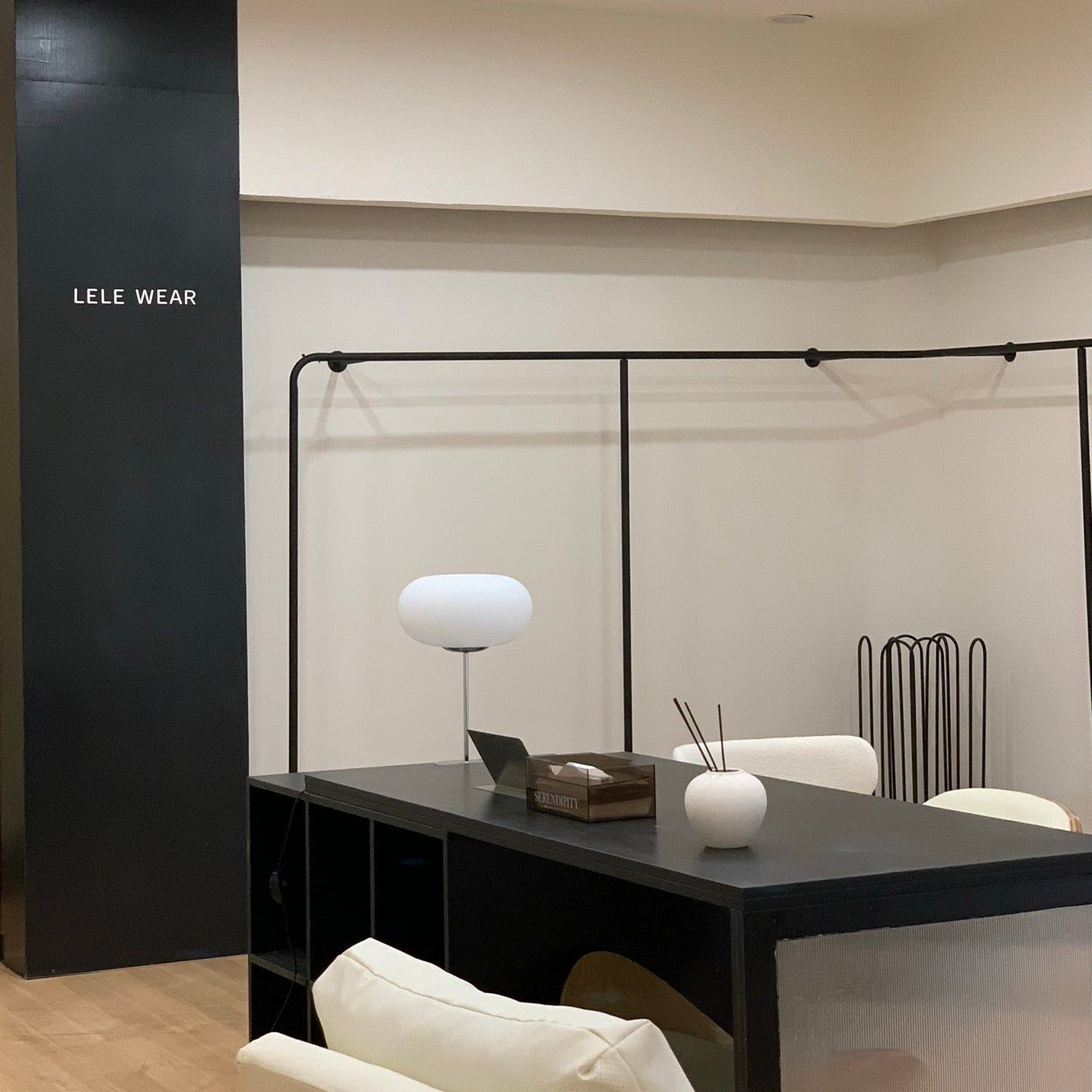 RadiantSphere - Lámpara de Mesa Contemporánea