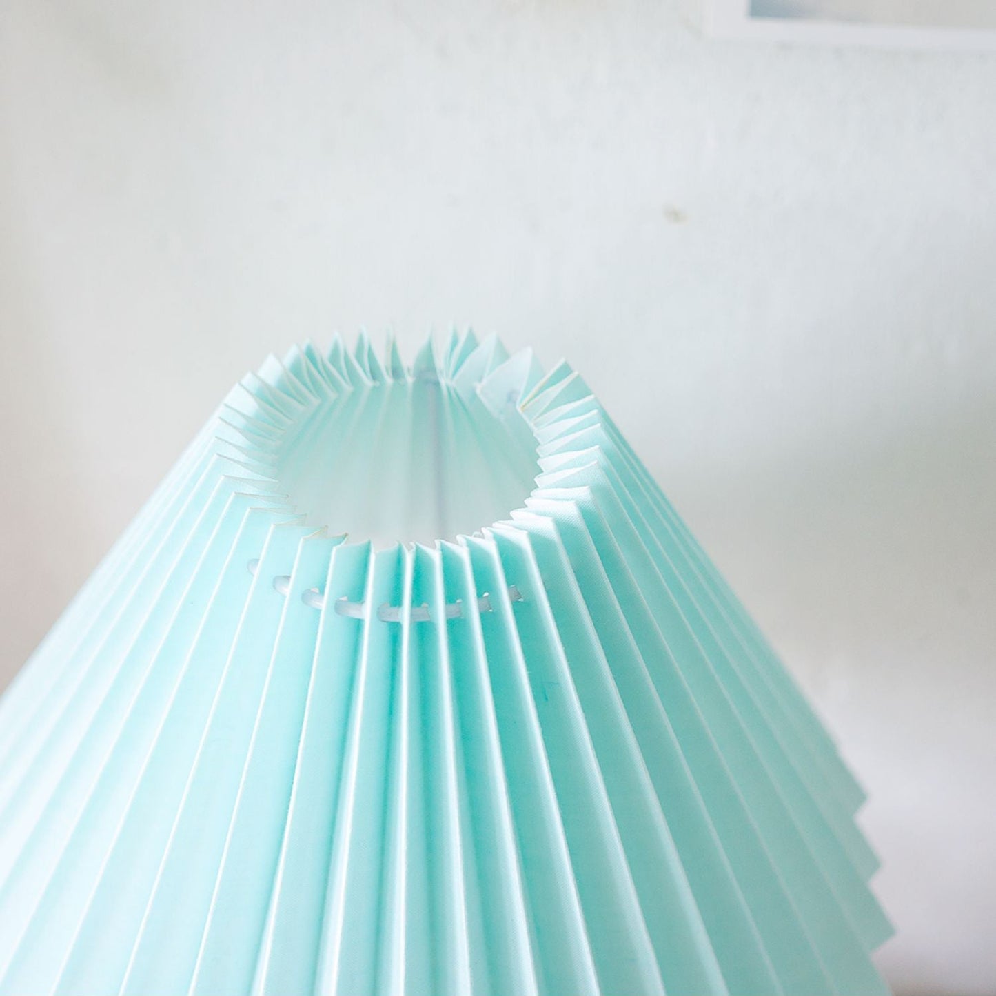 LunaRadiance - Lampada da Tavolo con Estetica Pieghettata e Luce Accogliente