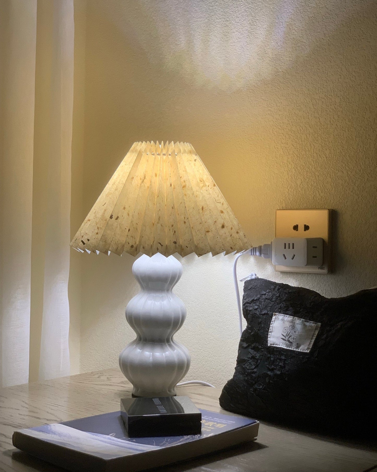 LunaRadiance - Lampada da Tavolo con Estetica Pieghettata e Luce Accogliente