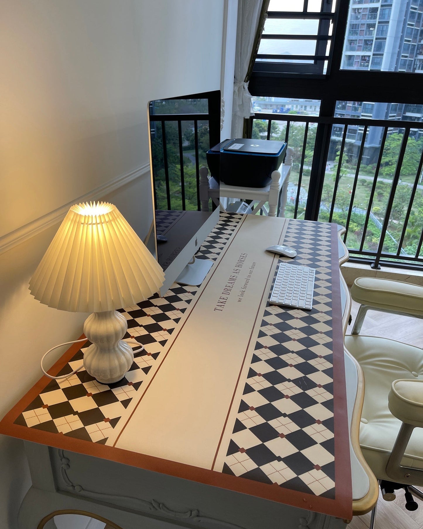 LunaRadiance - Lampada da Tavolo con Estetica Pieghettata e Luce Accogliente