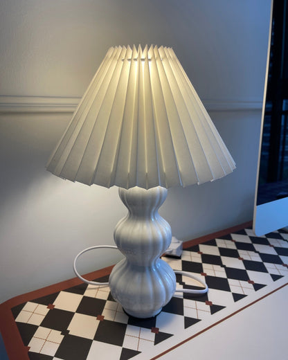 LunaRadiance - Lampada da Tavolo con Estetica Pieghettata e Luce Accogliente