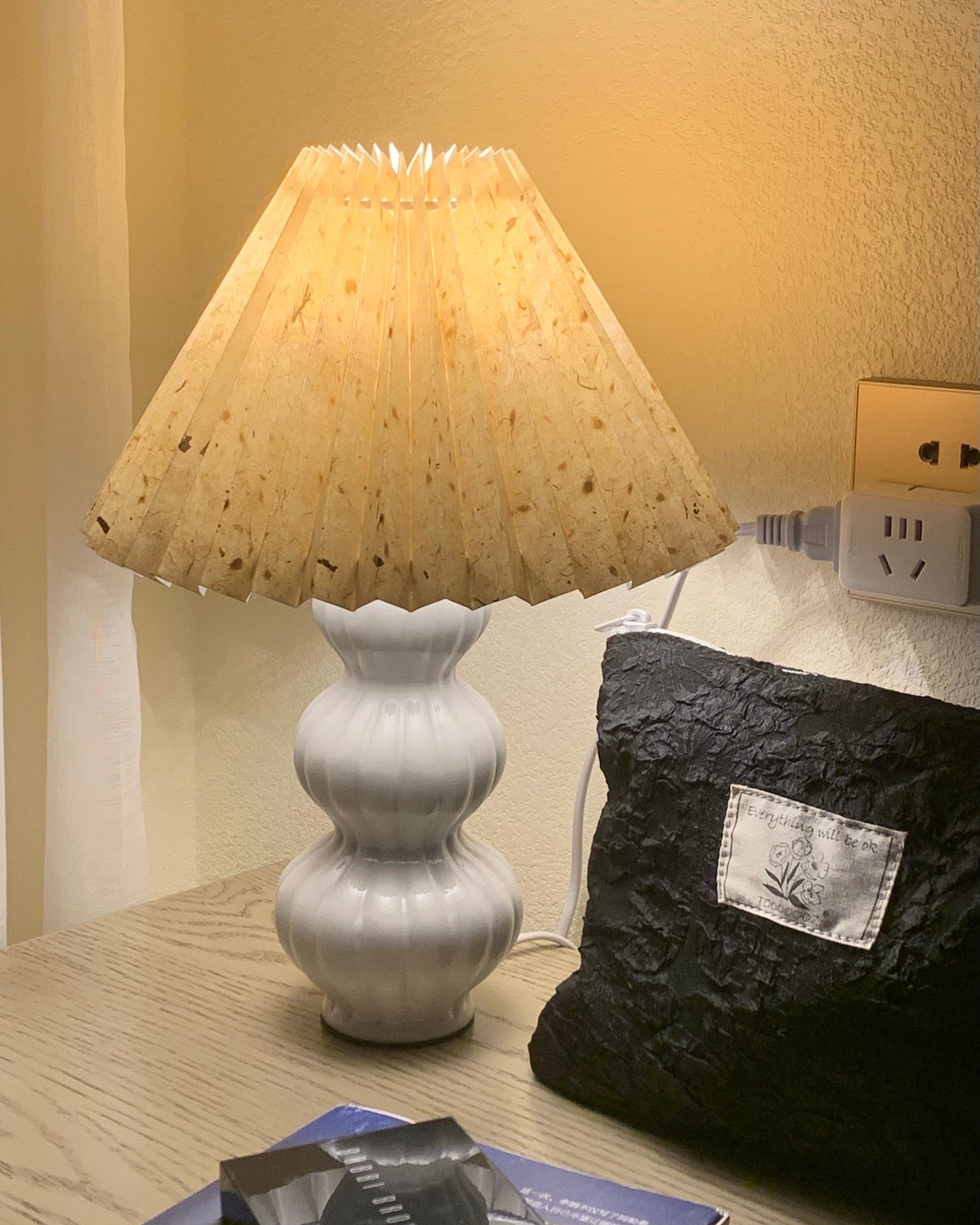 LunaRadiance - Lampada da Tavolo con Estetica Pieghettata e Luce Accogliente