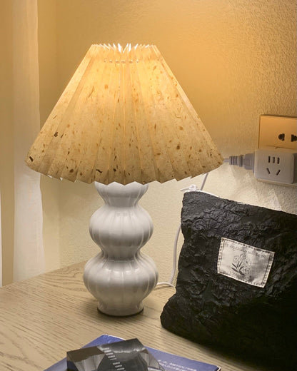 LunaRadiance - Lampada da Tavolo con Estetica Pieghettata e Luce Accogliente