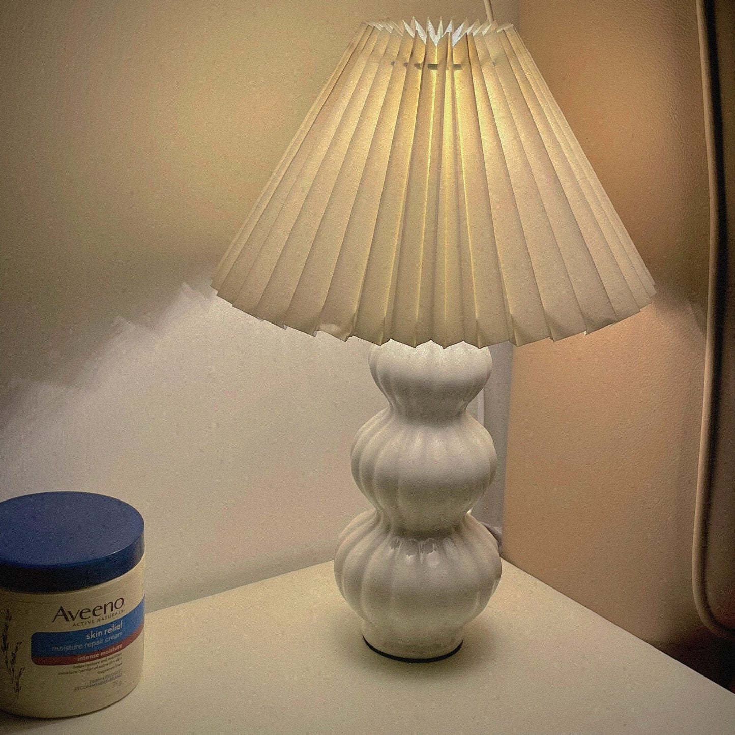 LunaRadiance - Lampada da Tavolo con Estetica Pieghettata e Luce Accogliente