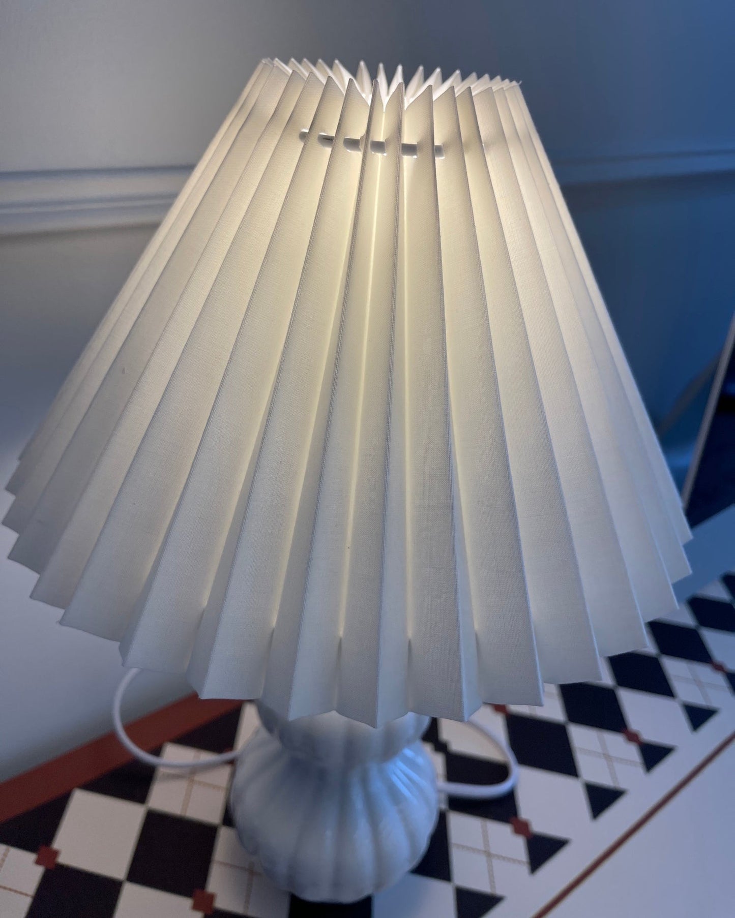 LunaRadiance - Lampada da Tavolo con Estetica Pieghettata e Luce Accogliente